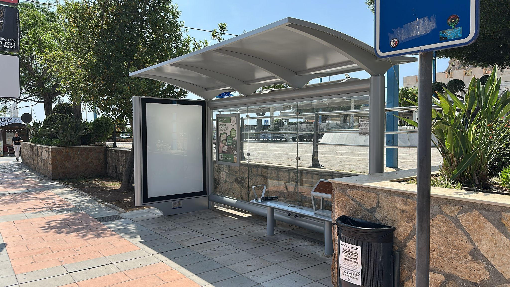 Águilas refuerza su compromiso con el turismo sostenible con marquesinas solares autosuficientes