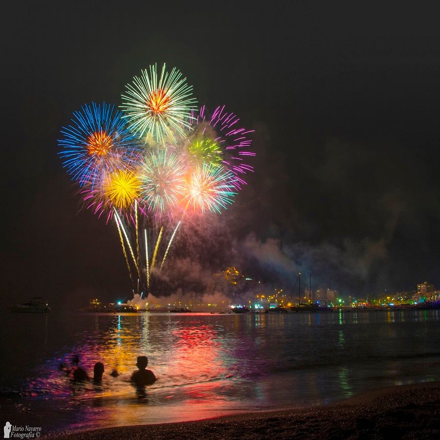 La Bahía de Levante se ilumina la noche de los fuegos artificiales