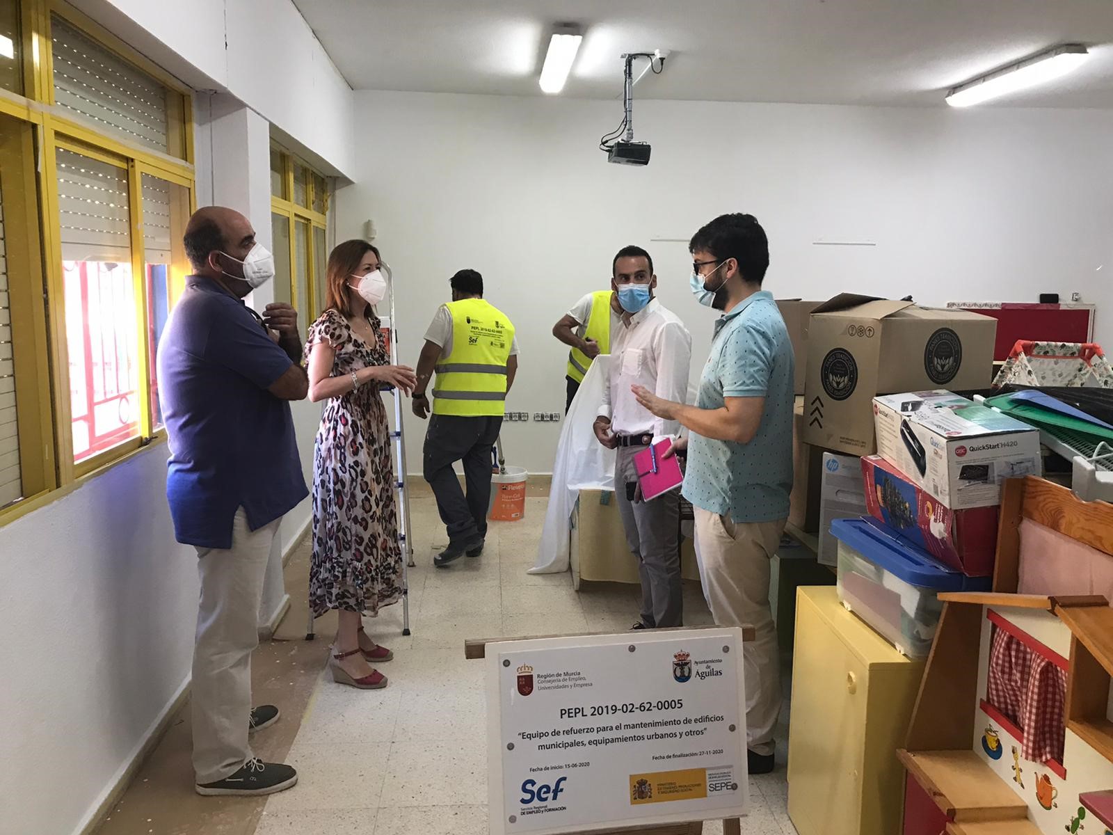 Los participantes del Programa de Empleo Público Local llevan a cabo trabajos de pintura en el colegio Joaquín Tendero