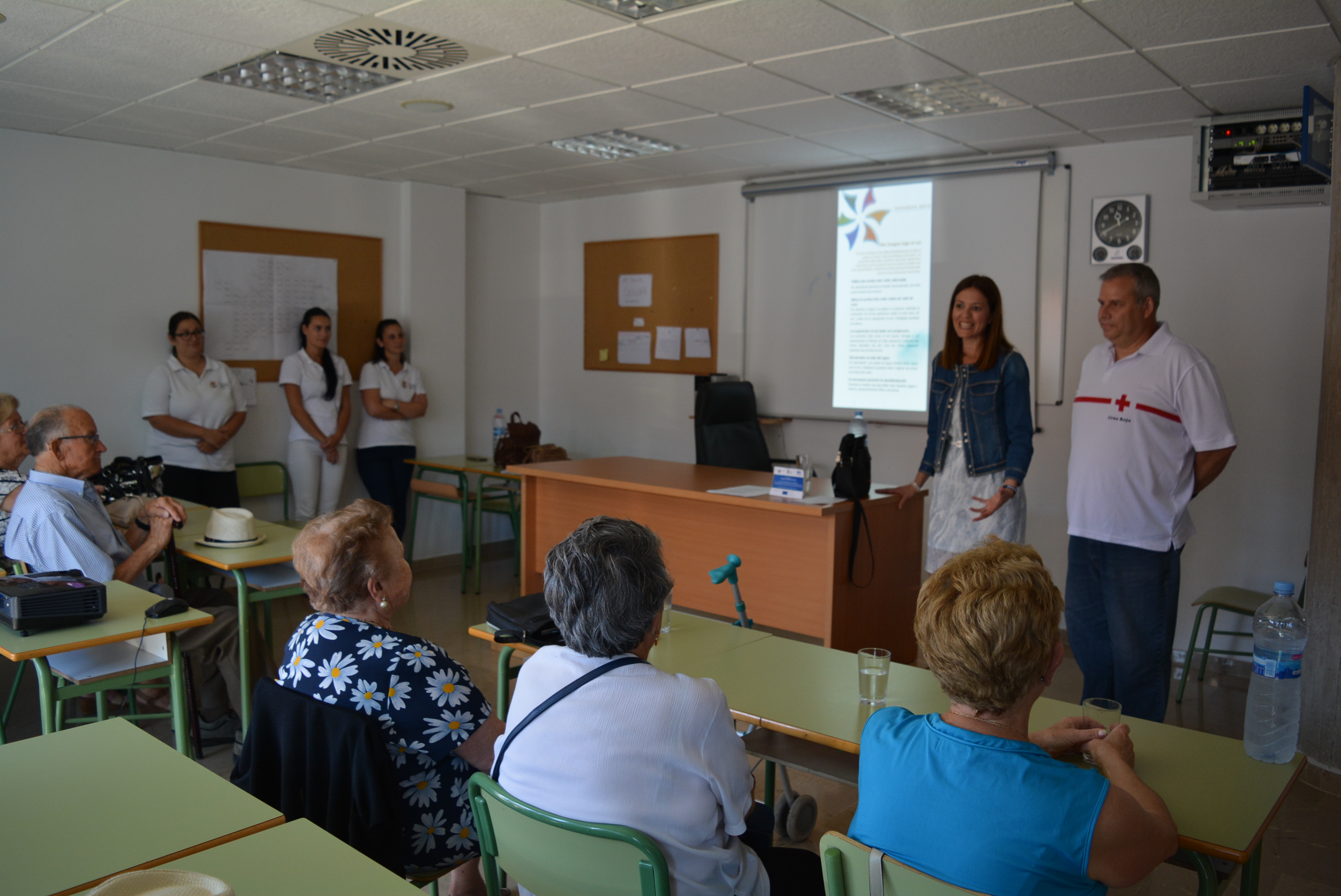 Moreno visita a los participantes en el programa Tú me enseñas, yo te enseño