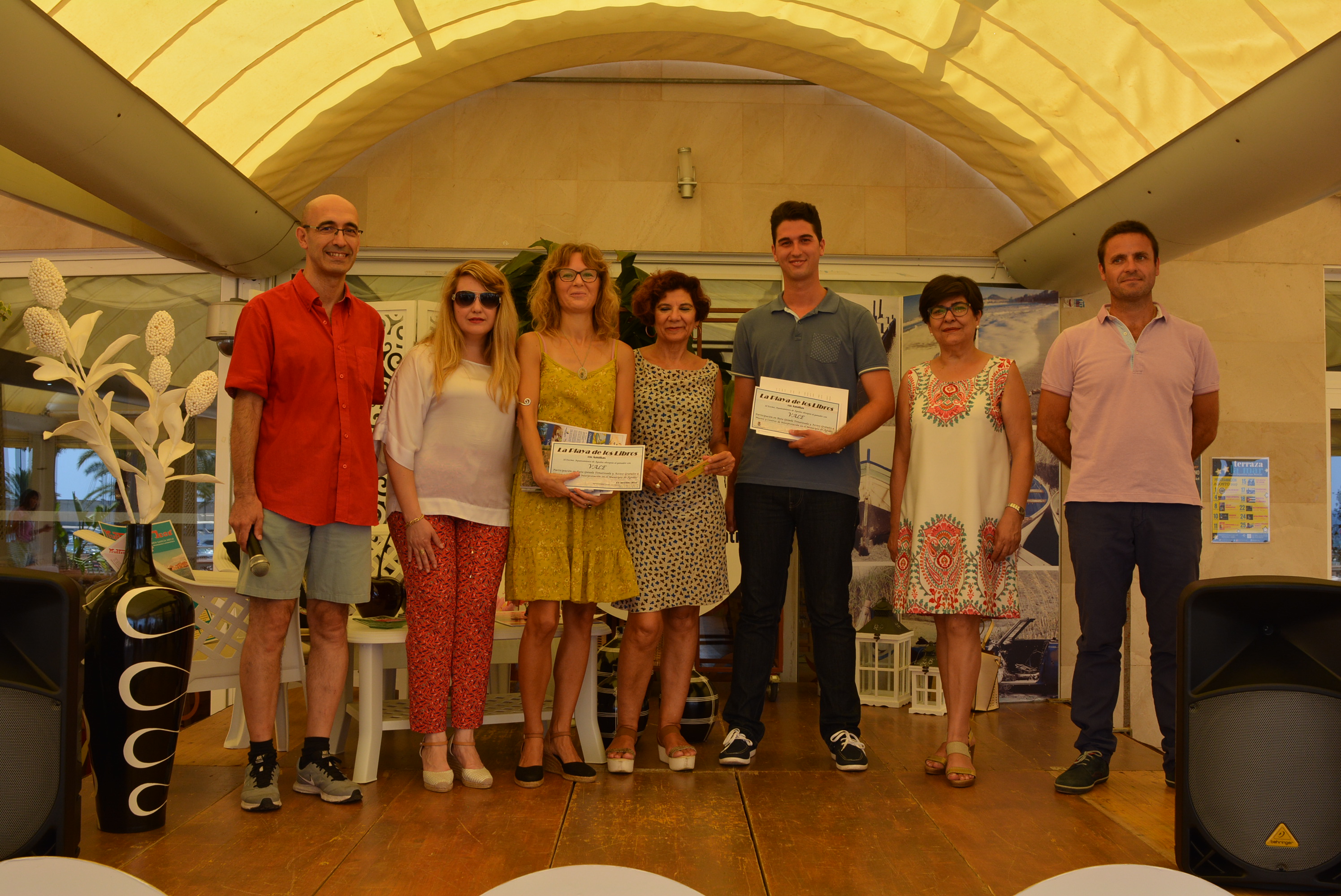 Águilas se convierte en la playa de los libros