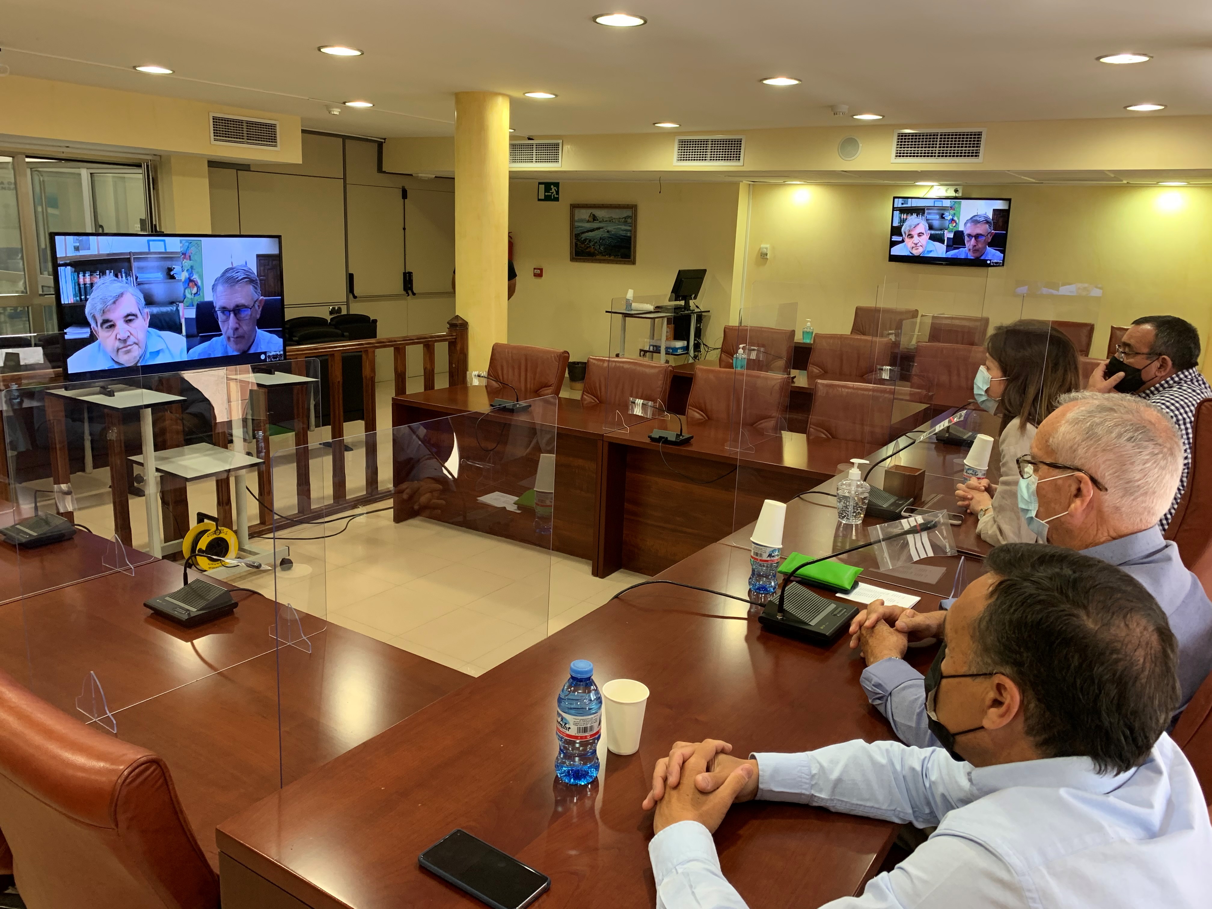 La Comunidad de Regantes piden al presidente de la Confederación Hidrográfica del Segura una solución al problema de la imposibilidad de regar con aguas de la Depuradora