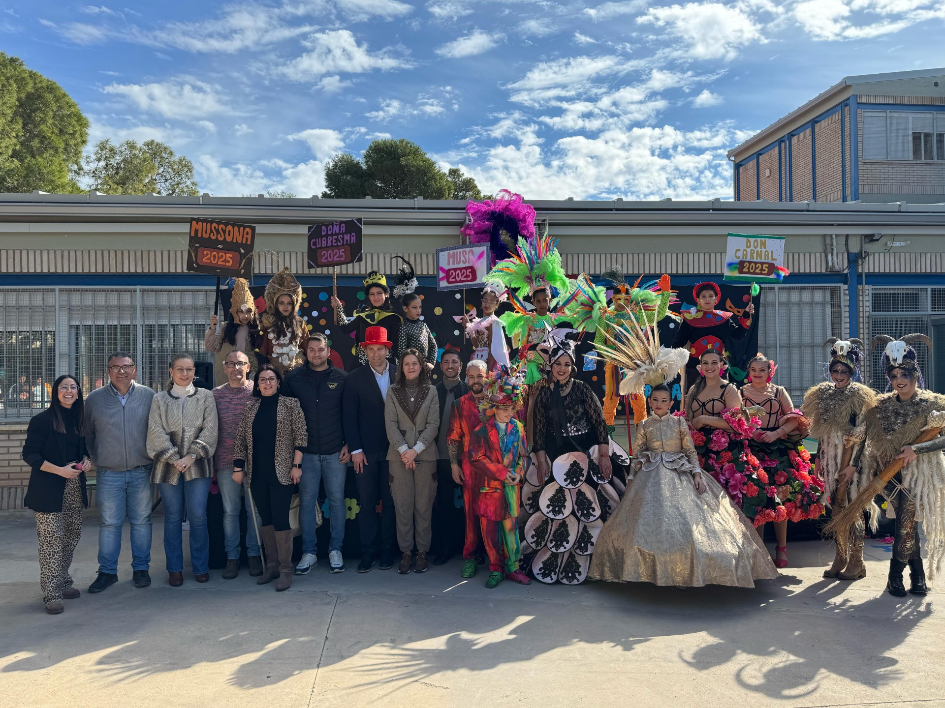 Los personajes de Carnaval visitan el colegio Ramón y Cajal