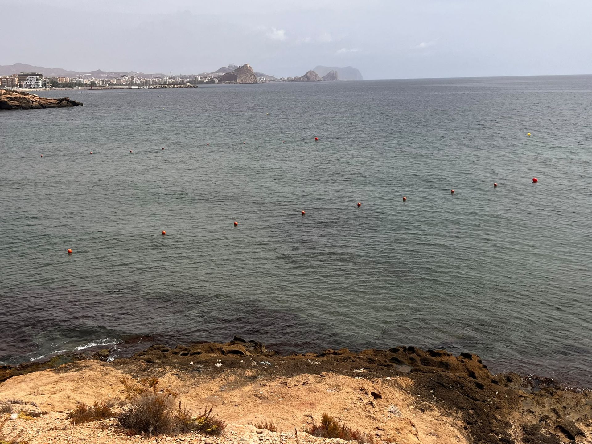 El Ayuntamiento instala dos líneas de vida en la playa de Matalentisco para reforzar la seguridad de los bañistas