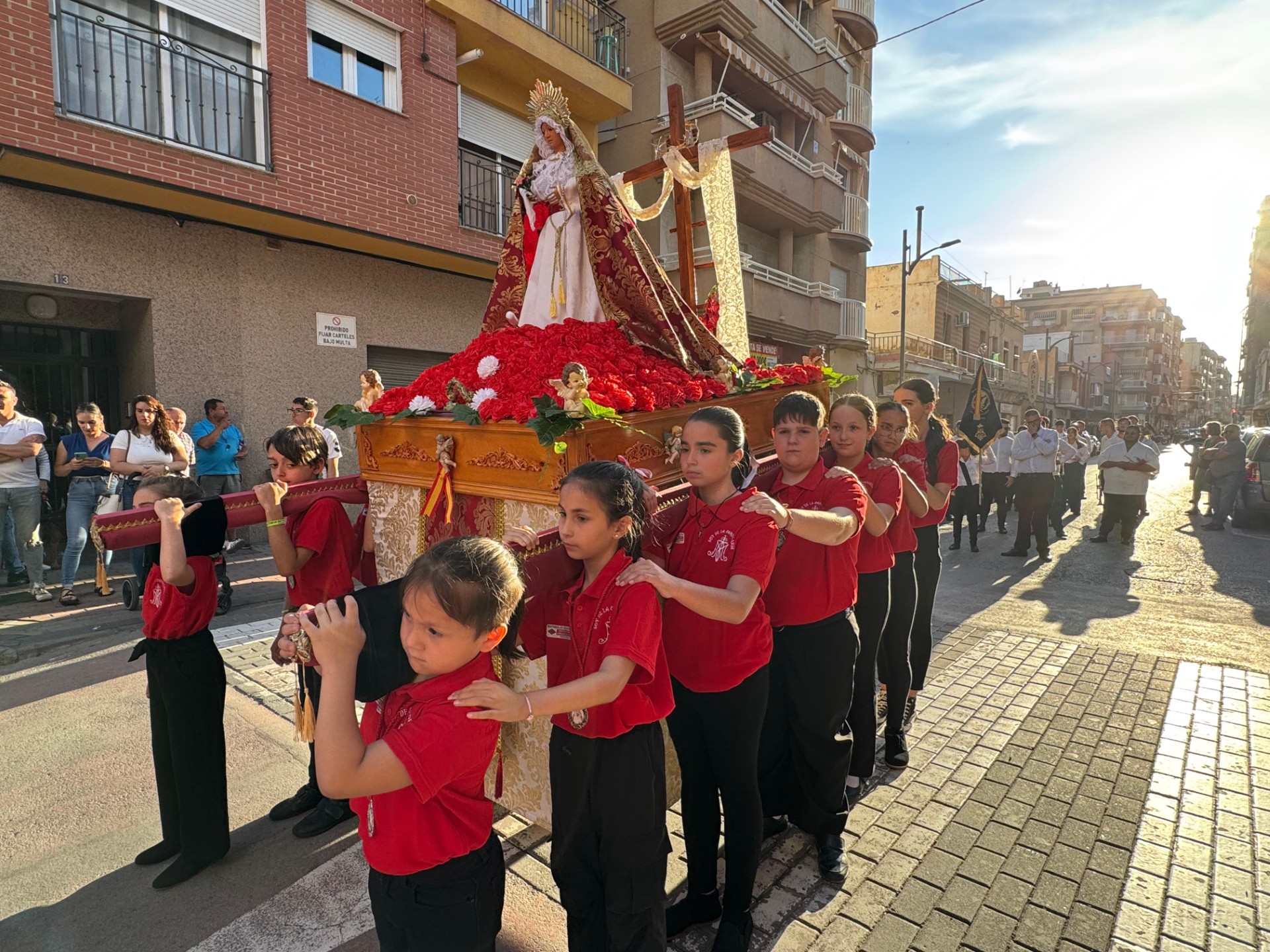 Los niños de la Cofradía del Resucitado protagonizan la Procesión de Gloria de la Candelaria