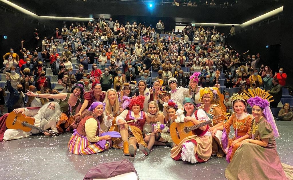  “Las Esturreás” ponen en pie al público en su actuación en beneficio de La Palma