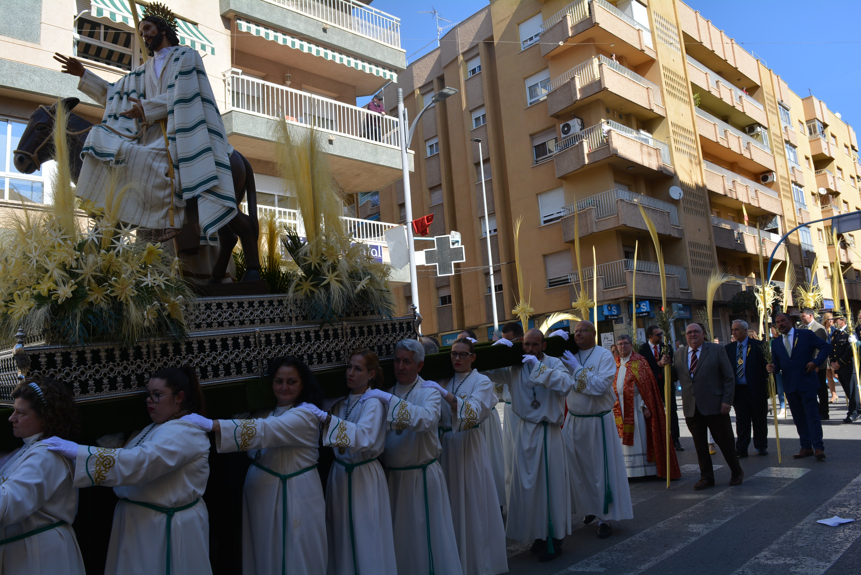La procesión de las Palmas recorre las calles de Águilas