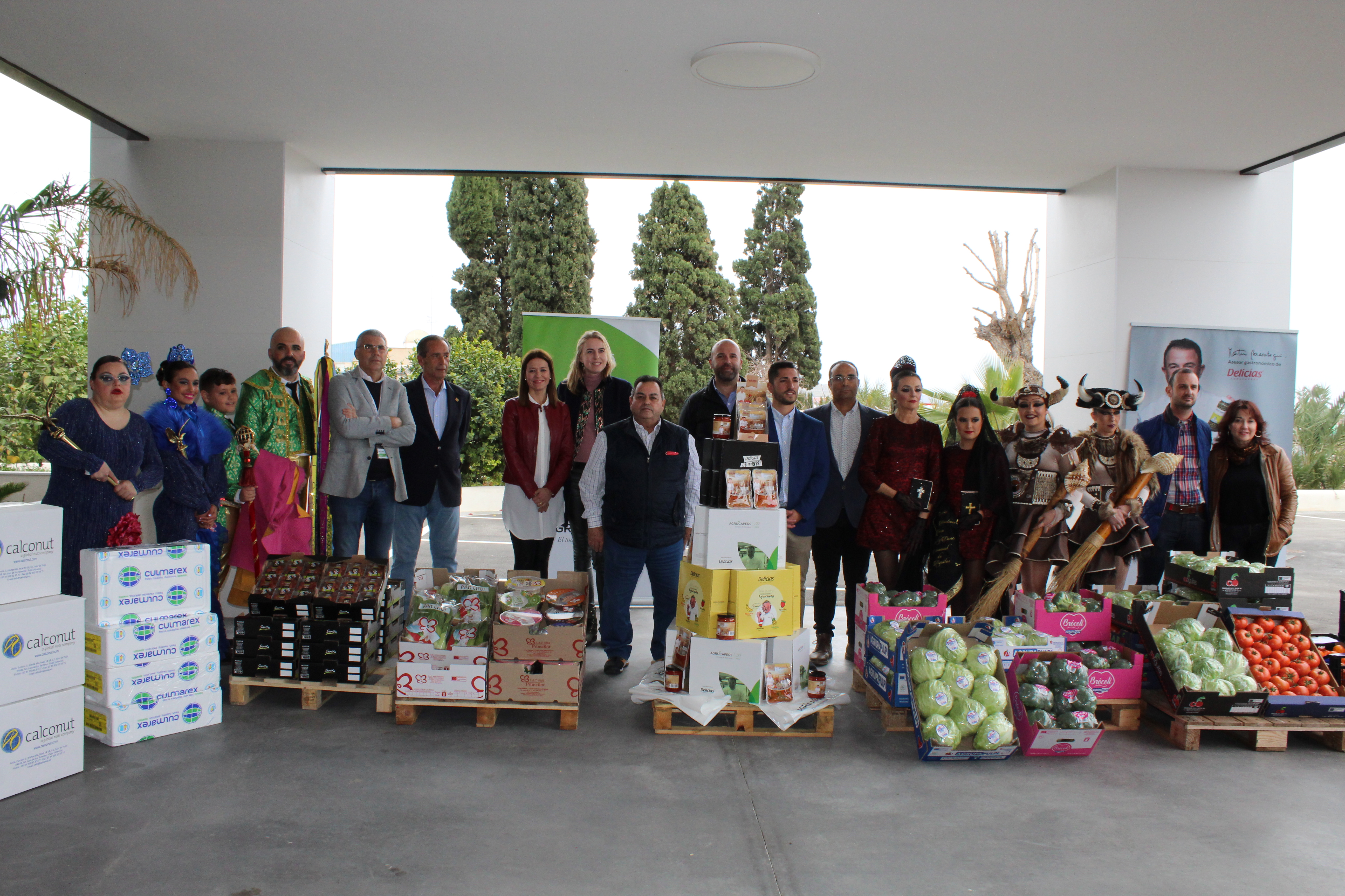 Los personajes del Carnaval reciben su peso en productos de la tierra