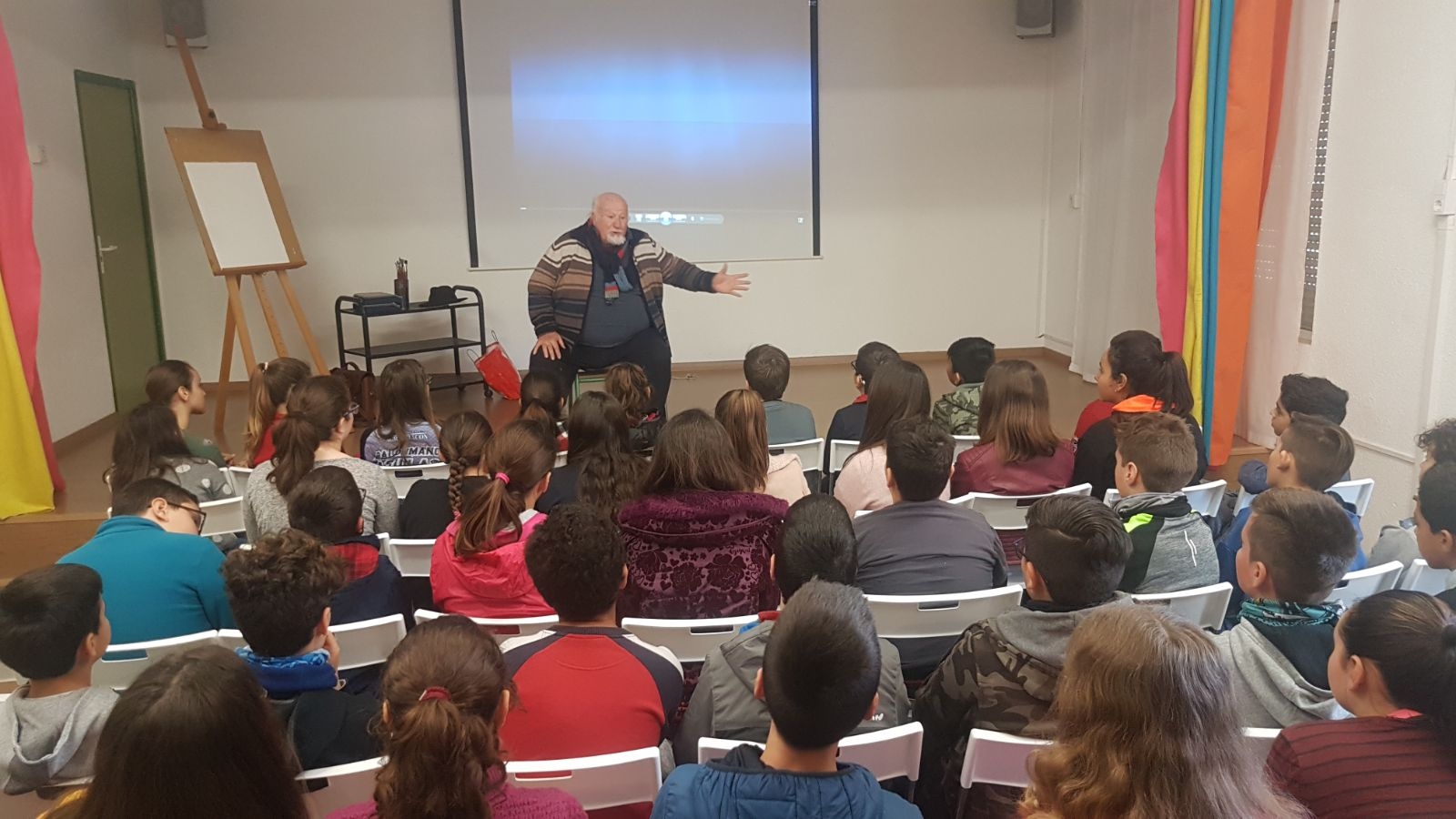 Manuel Coronado participa en un taller de arte con los alumnos del colegio Mediterráneo