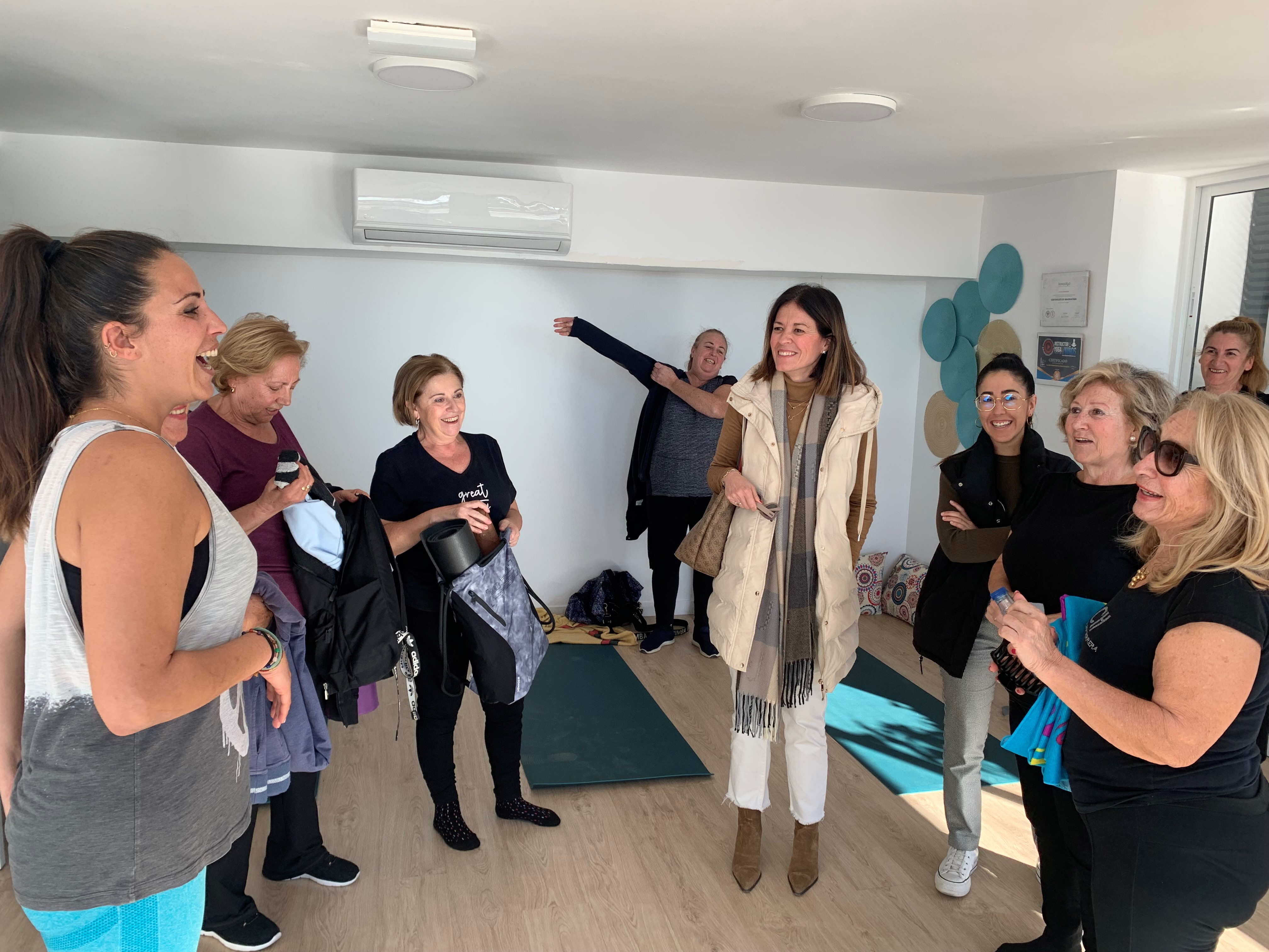 La alcaldesa y la edil de Igualdad visitan a las participantes en el taller de yoga del Centro Municipal de la Mujer