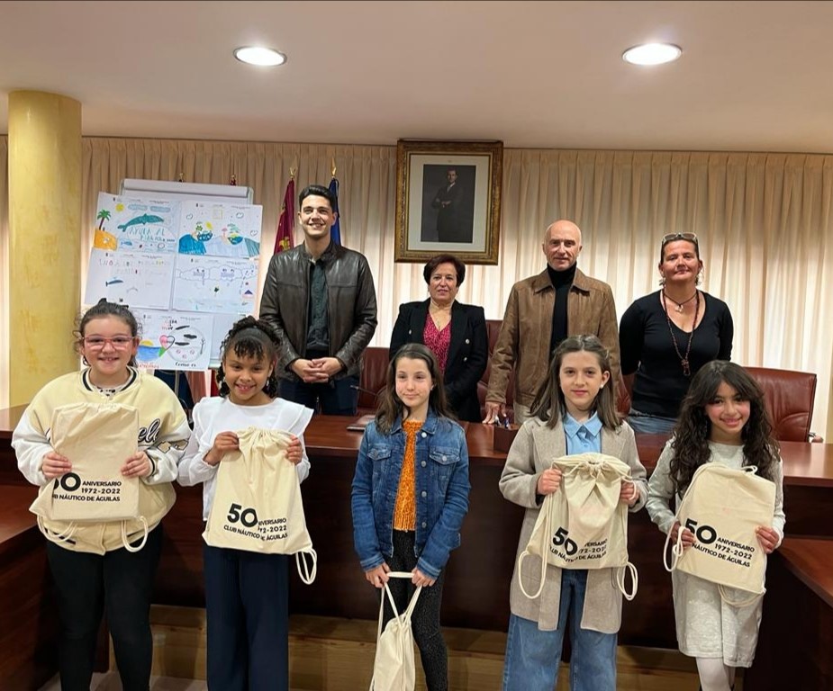 El Ayuntamiento acoge la entrega de premios a los ganadores del concurso “La mar es vida, cuídala” de Ecoescuelas Litorales 