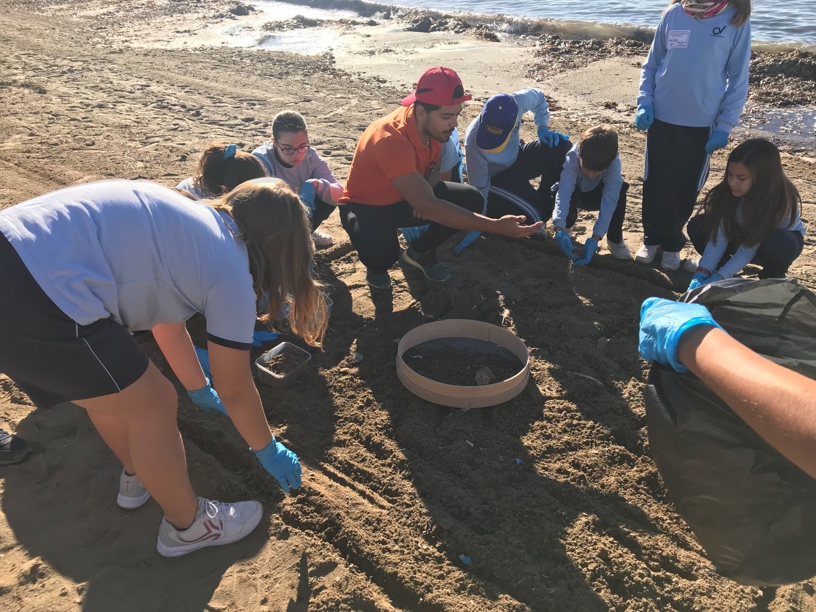 La Concejalía de Medio Ambiente y el colegio Carlos V desarrollan un estudio de identificación de microbasura