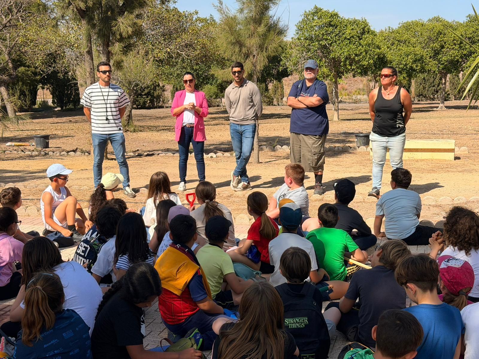 El alumnado de Ecoescuelas Litorales participa en una actividad de reforestación