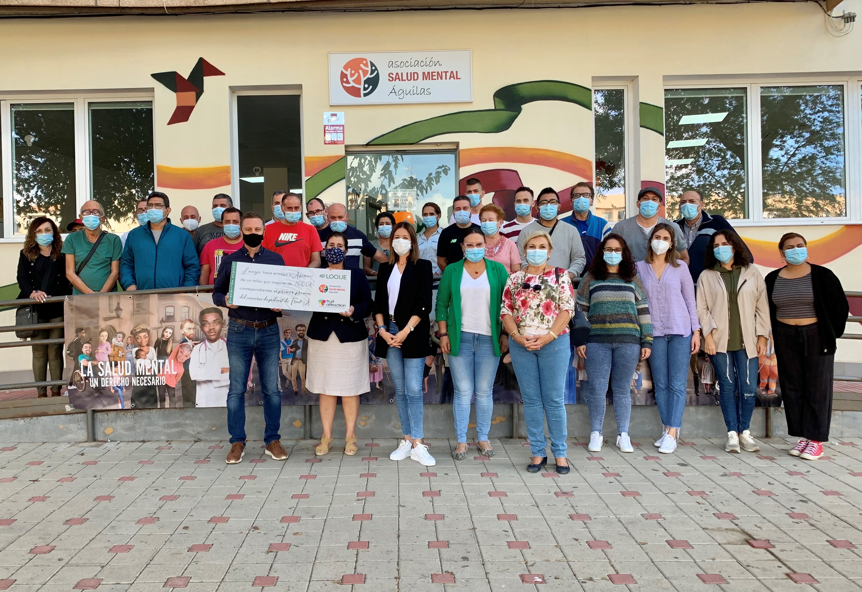 Looije hace entrega a Afemac del premio del concurso de podcast de Fruit Attraction