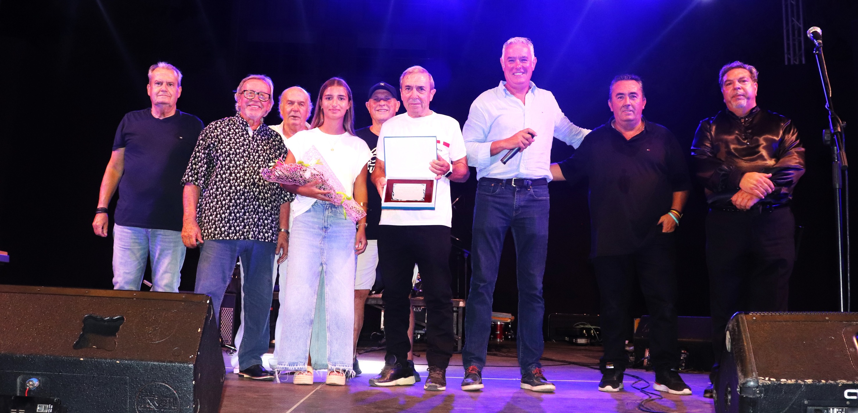 La plaza de Antonio Cortijos acoge la gala Voces Solidarias a beneficio de Cruz Roja