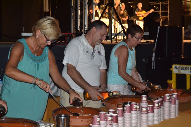 La gala conmemorativa del hermanamiento entre Águilas y Montcada pone el fin a los festejos de verano