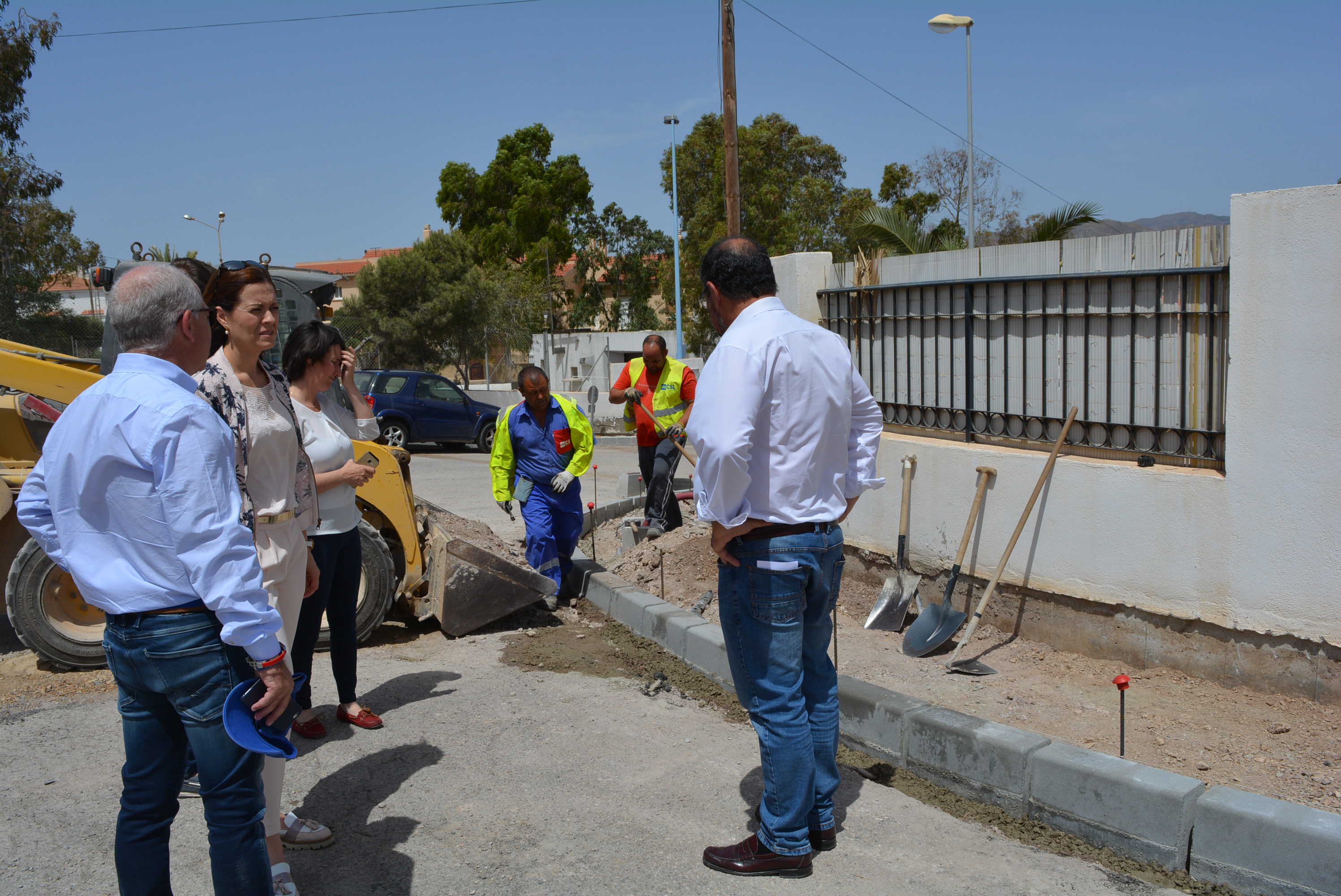 La alcaldesa y el edil de Urbanismo visitan las obras de accesibilidad que se están realizando en Calabardina