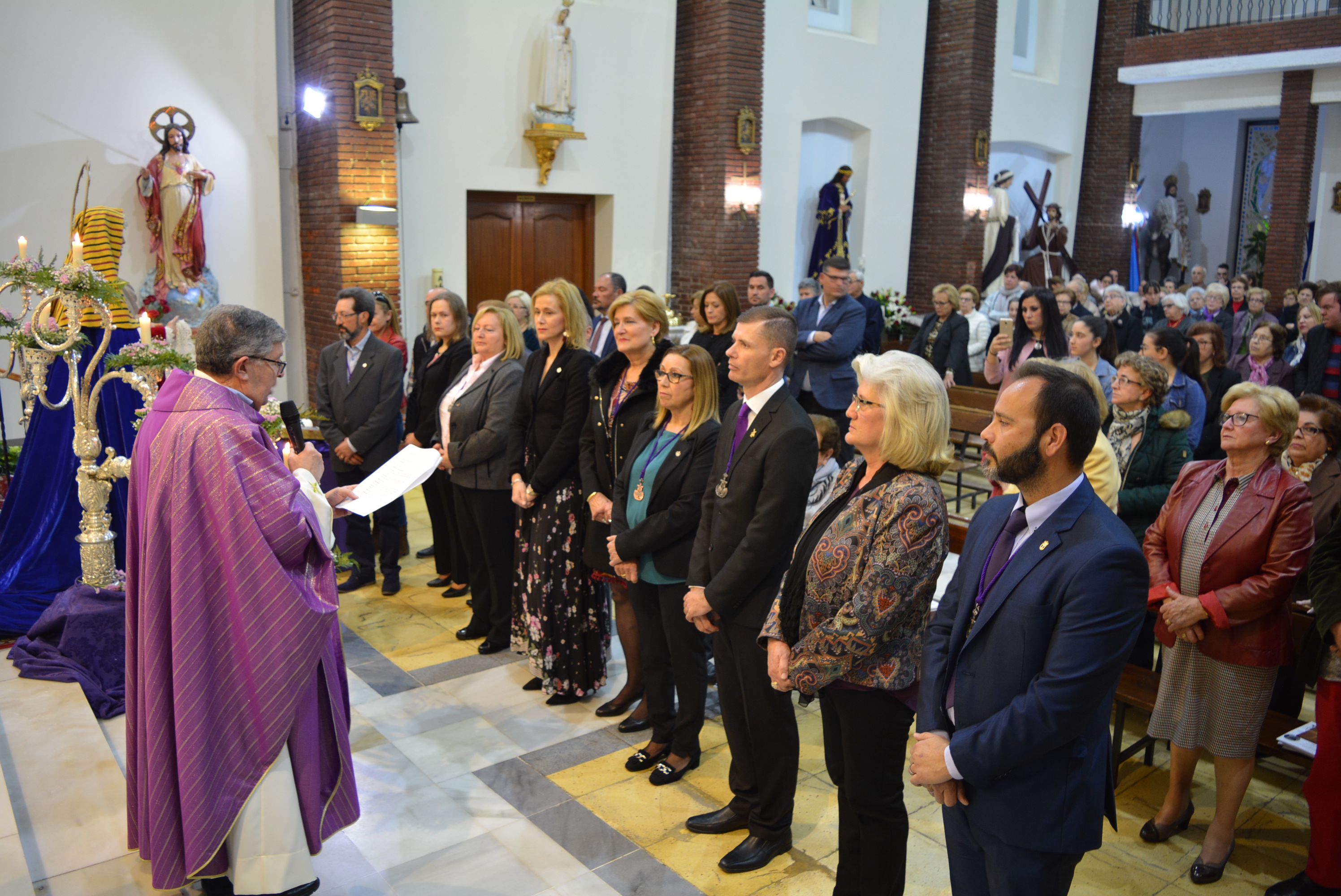 El Paso Morado celebra el tradicional besamanos a la Soledad