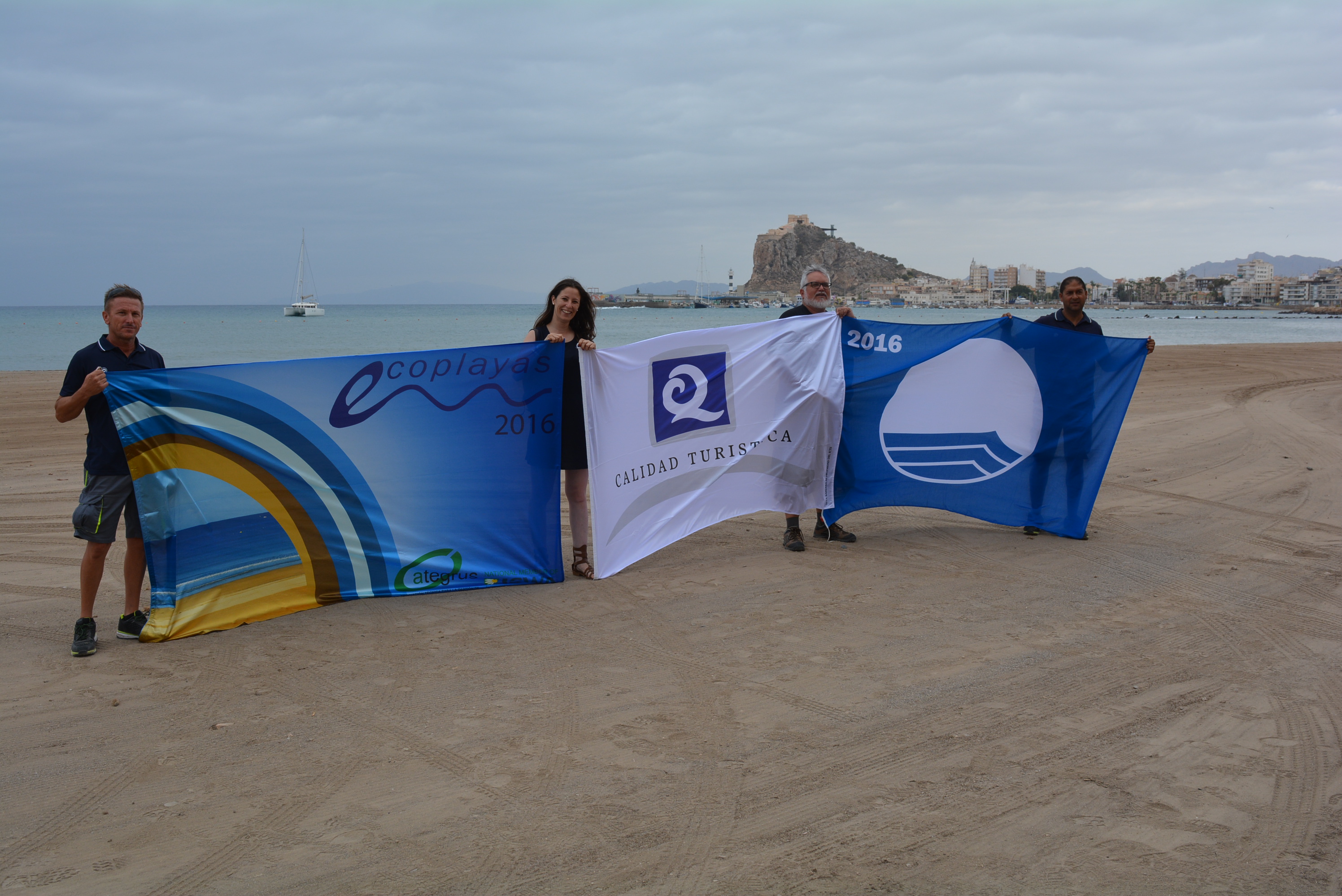 Las Banderas Azules ya lucen en las playas y puertos de la localidad