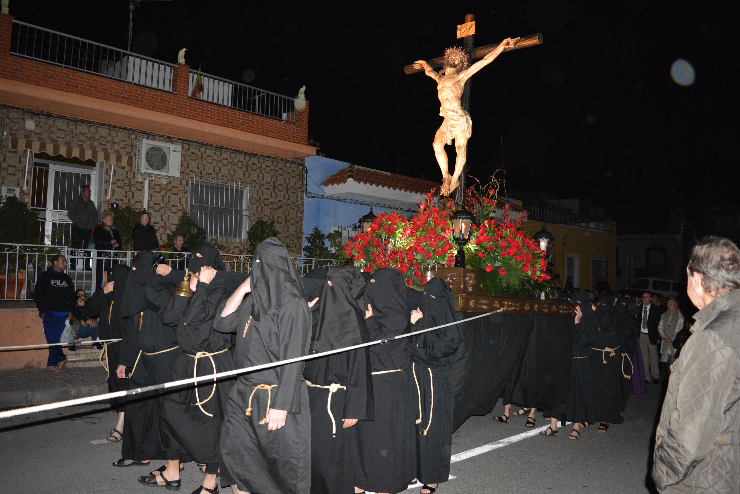 La imagen del Cristo de la Agonía recorre las calles de Águilas cuando se cumple el 65 aniversario de su donación a la Cofradía del Silencio