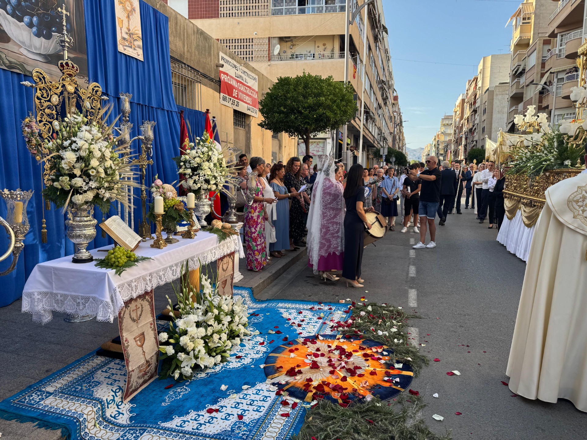 La procesión del Corpus Christi recorre las calles de la localidad