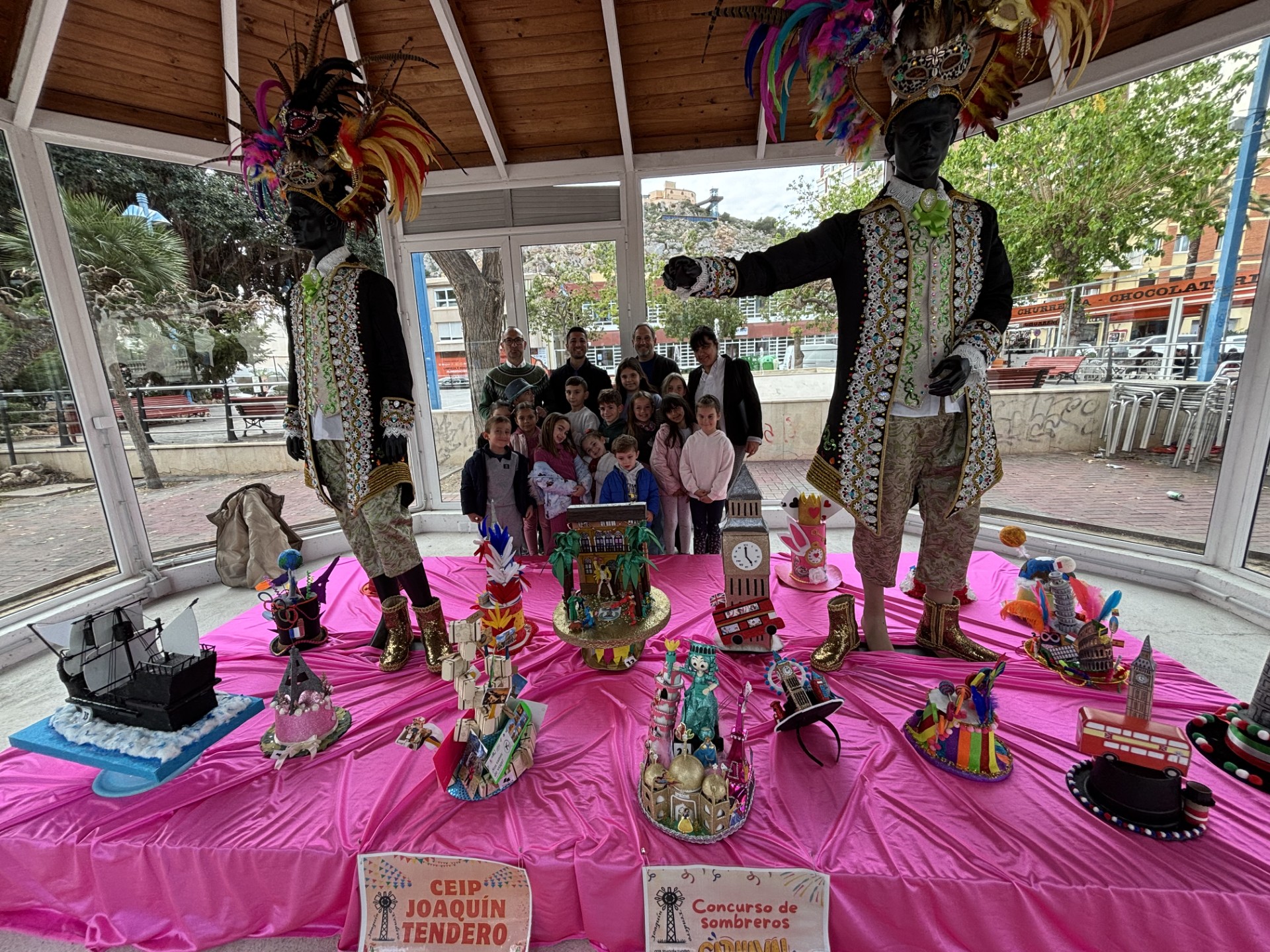 El espacio expositivo conocido como “Jaula de los Pájaros” acoge los diseños ganadores del Premio Especial del Carnaval de la Noche y los sombreros del CEIP Joaquín Tendero