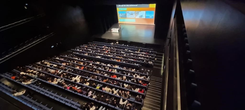 La aguileña Elena Arévalo completa una travesía a vela por el Pacífico