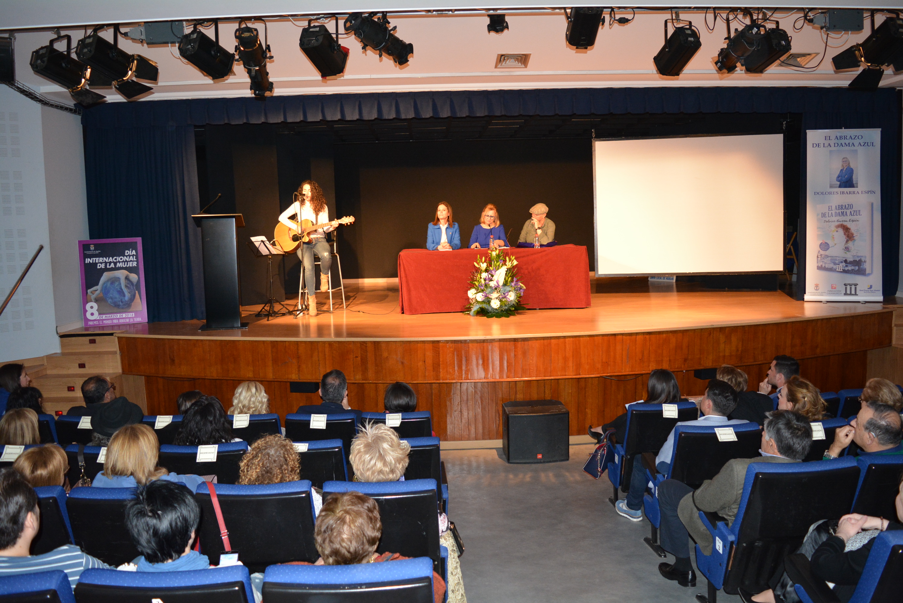Dolores Ibarra presenta en Águilas su primer poemario