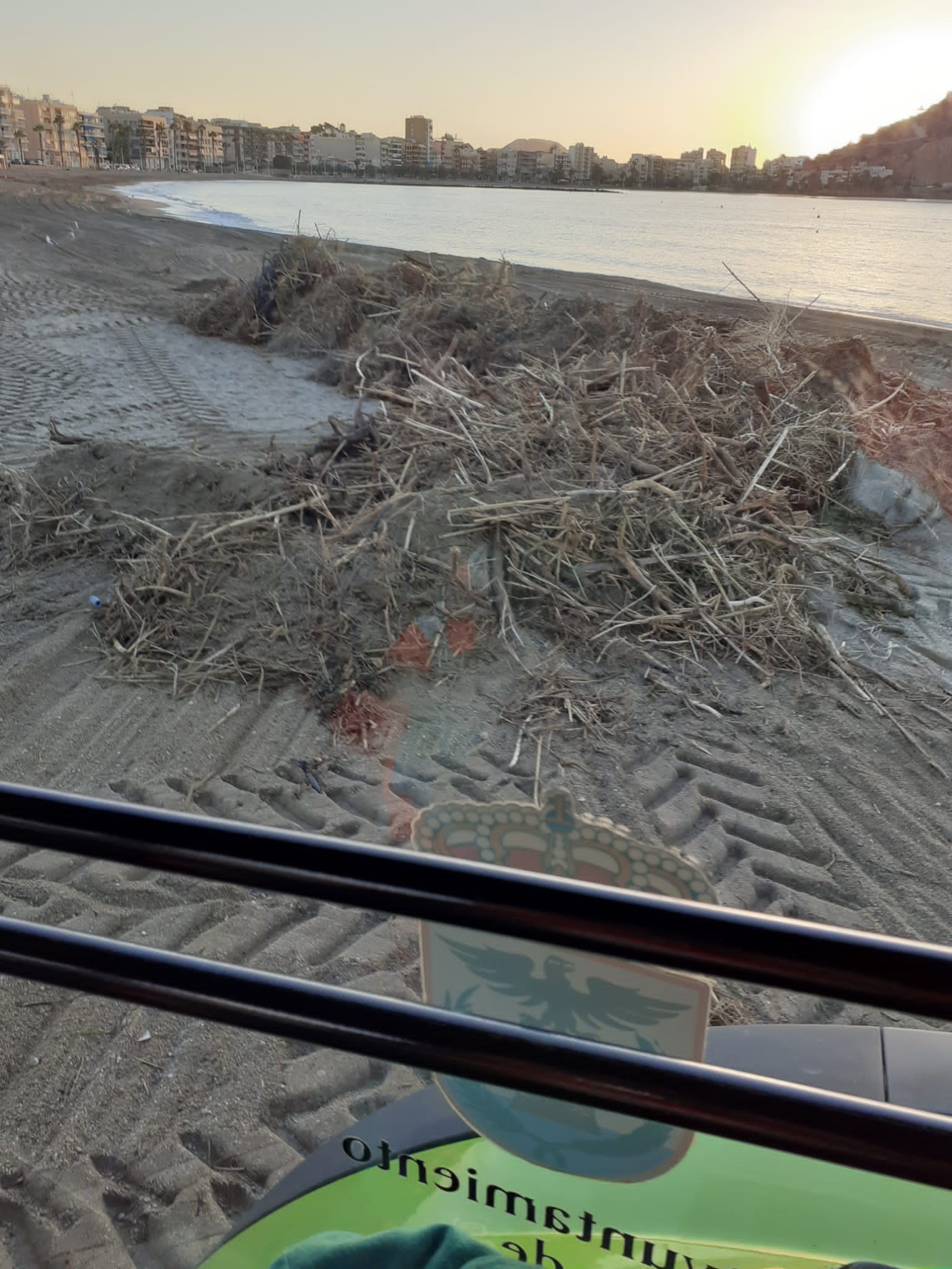 Las playas se recuperan lentamente tras los destrozos de las lluvias de la pasada semana