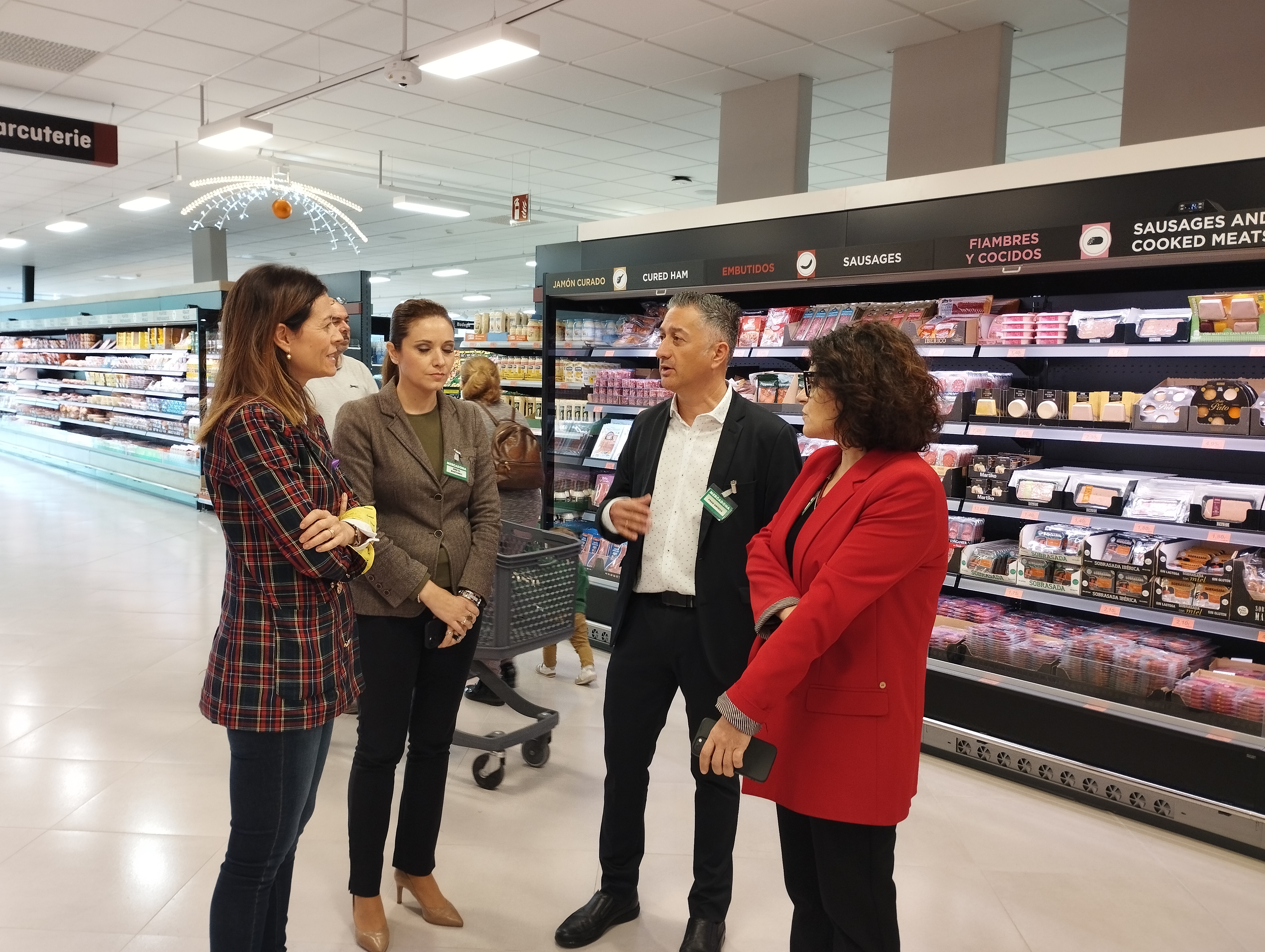 La alcaldesa visita las instalaciones del nuevo Mercadona en el que trabajan más de 40 aguileños