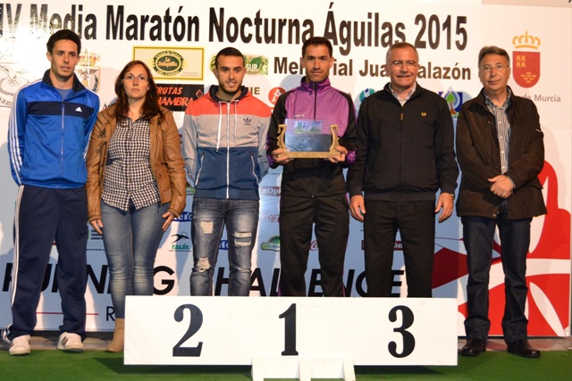 Fernando Villegas y Pilar Duarte podium de la IV Media Maratón Nocturna “Memorial Juan Palazón” de Águilas 