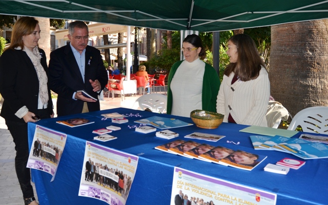 Mesa informativa en Águilas con motivo del Día Internacional para la Eliminación de la Violencia contra la Mujer 