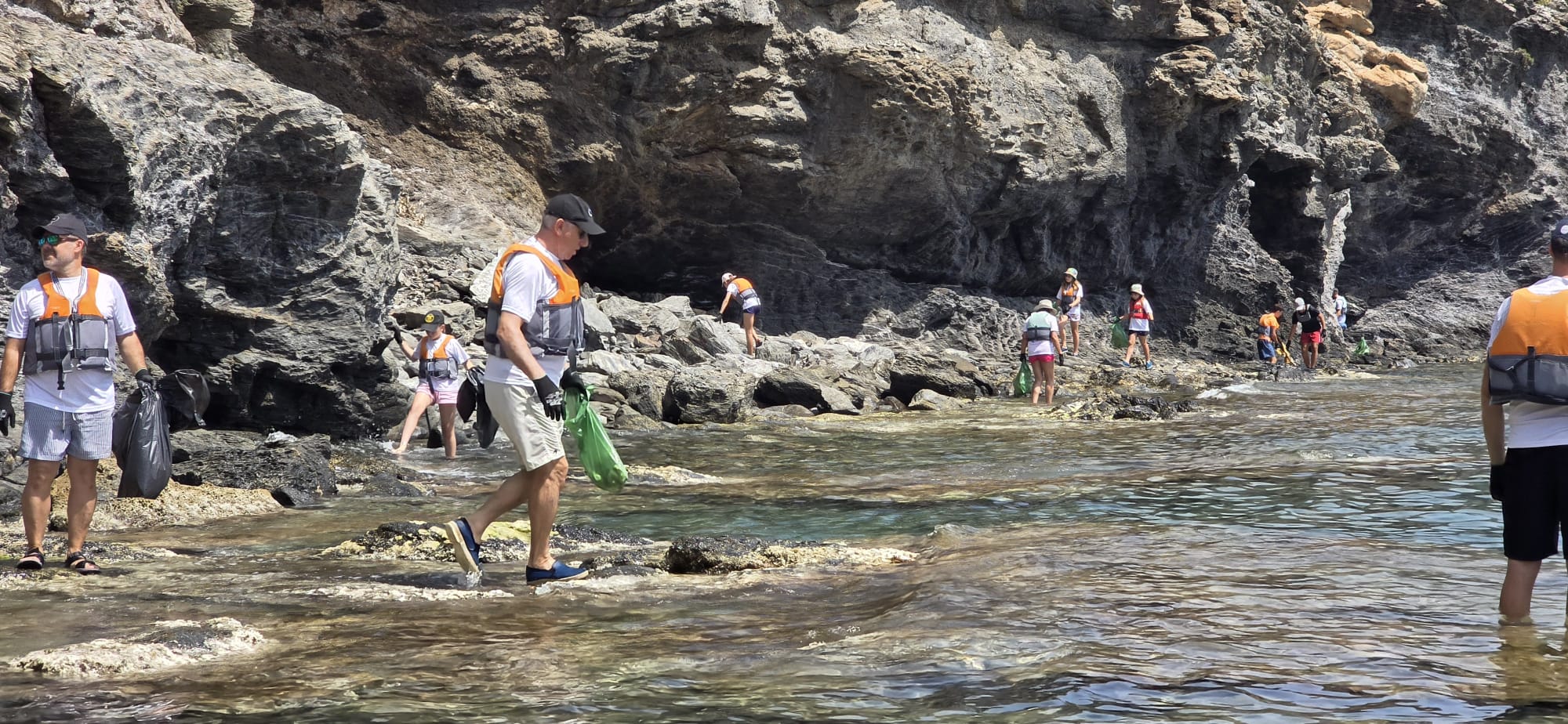 El Club Náutico de Águilas se suma a la iniciativa ‘1m2 contra la basuraleza’ 