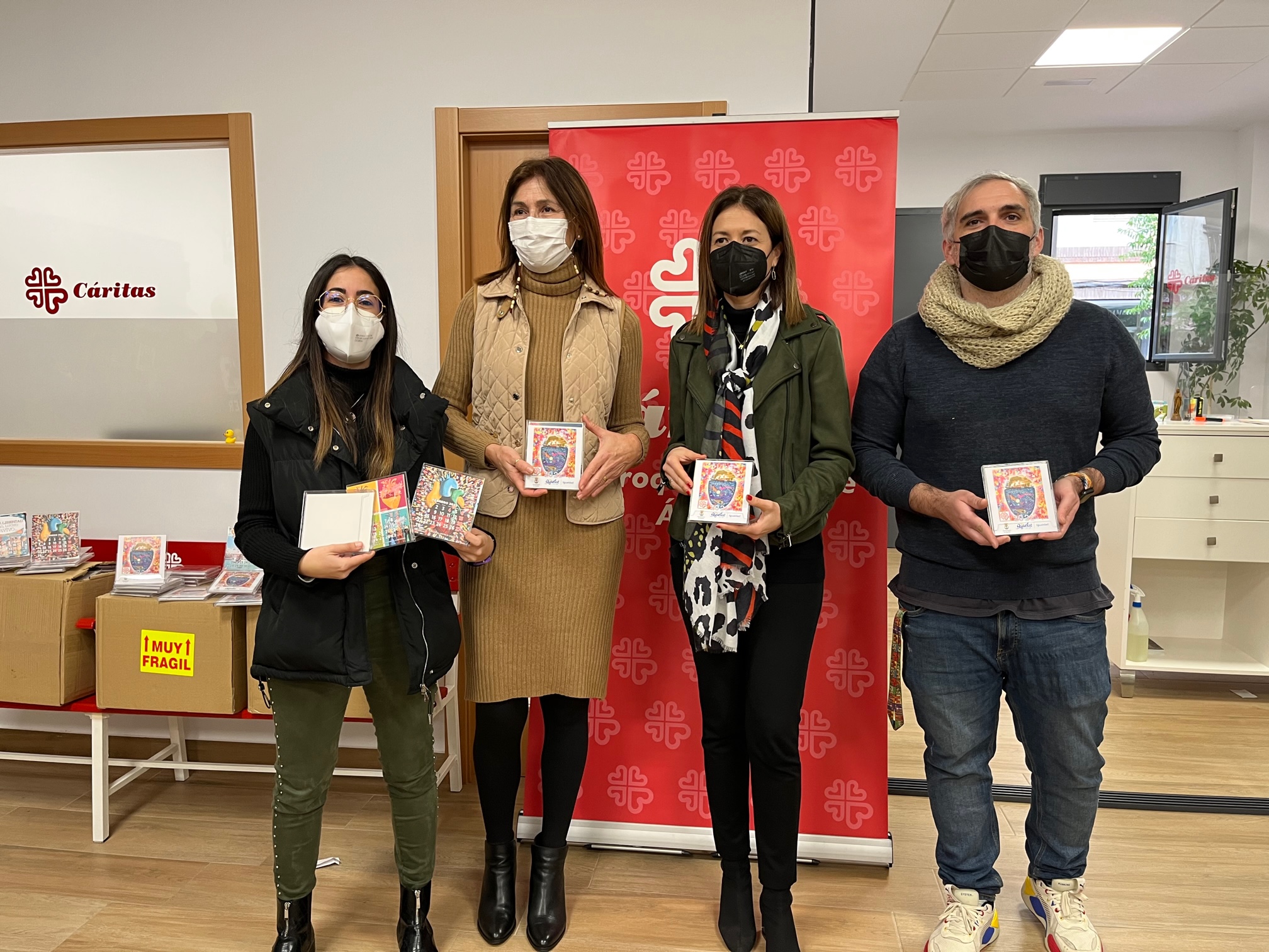 La concejalía de Igualdad dona 1.000 calendarios solidarios a Cáritas 