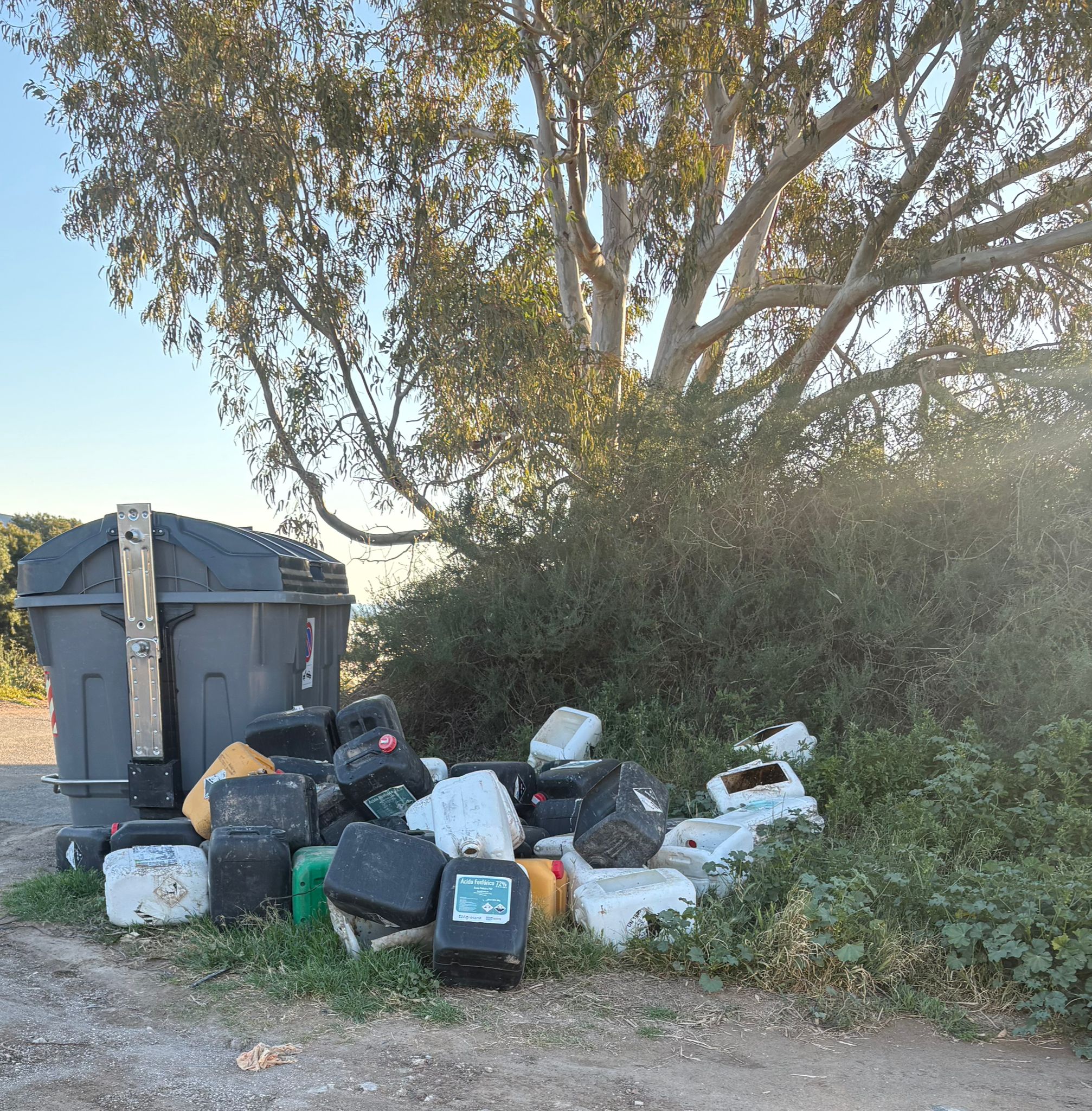 El Ayuntamiento recuerda que los residuos de origen industrial y agrícola deben ser entregados a gestores autorizados