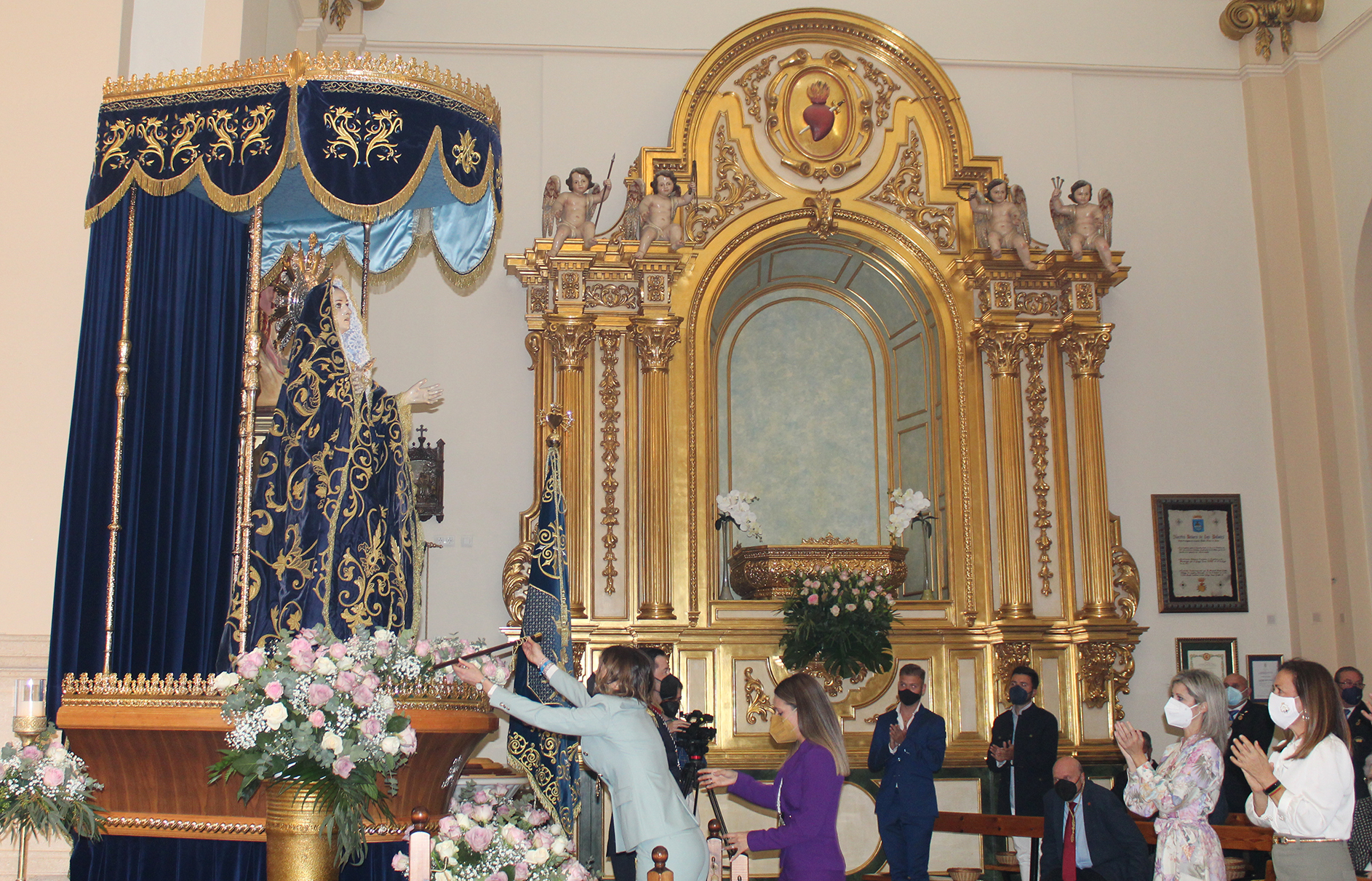 Mari Carmen Moreno entrega su bastón de mando a la Virgen de los Dolores para que la Patrona sea Alcaldesa perpetua del pueblo de Águilas