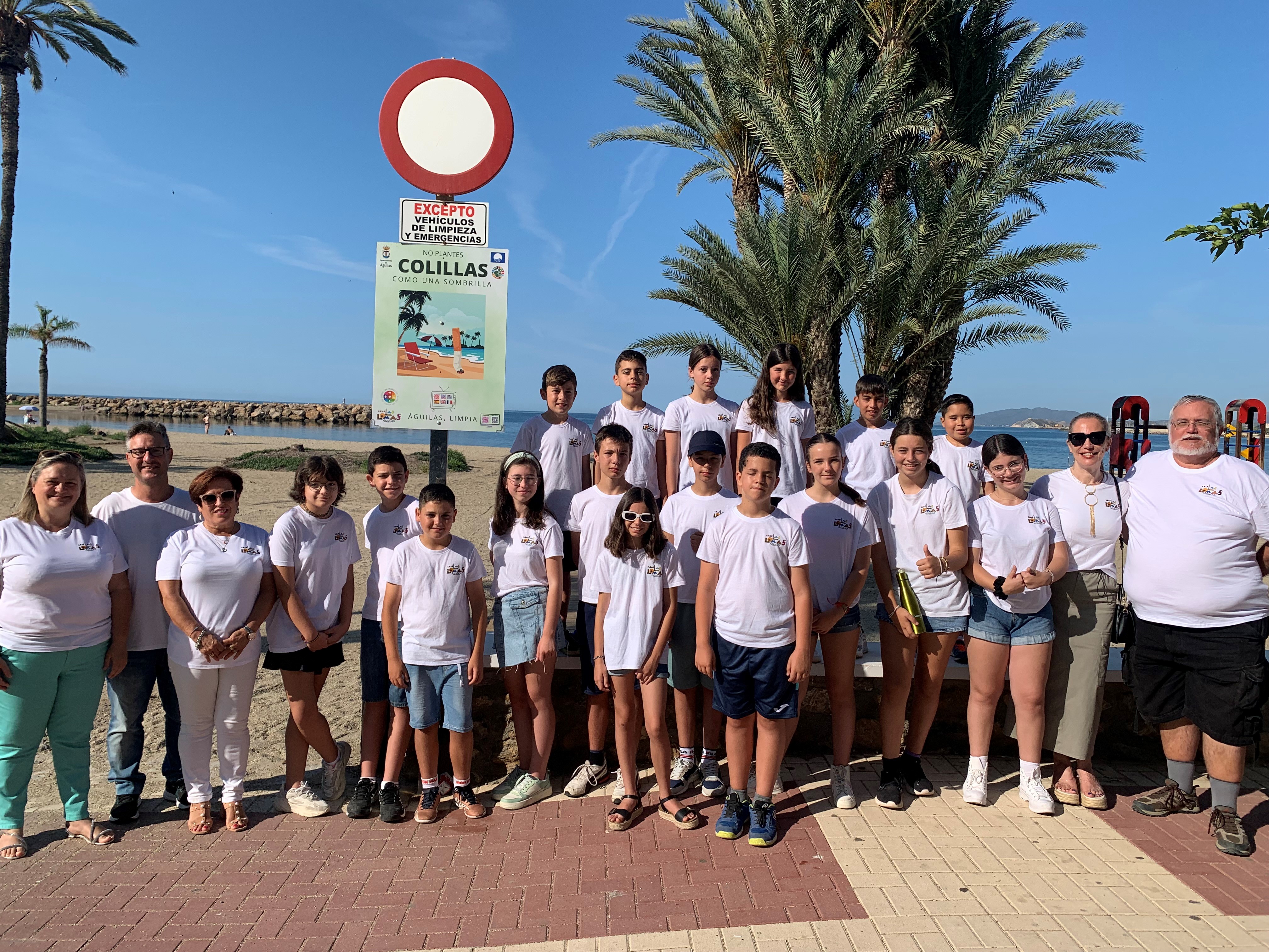 El colegio Las Lomas lleva su campaña “No plantes colillas como una sombrilla” a las playas aguileñas