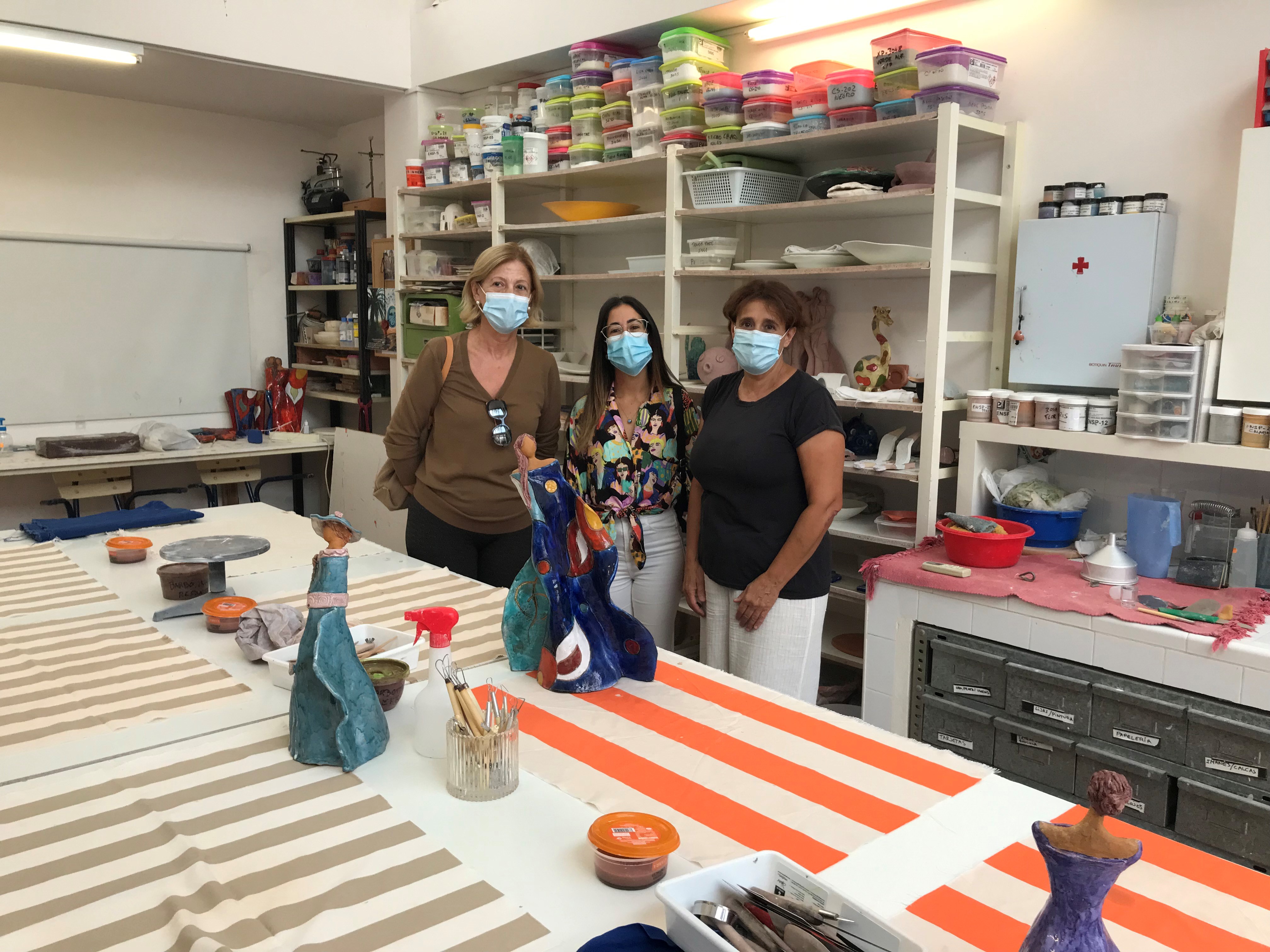 Una decena de mujeres participan en el taller de cerámica puesto en marcha por Igualdad