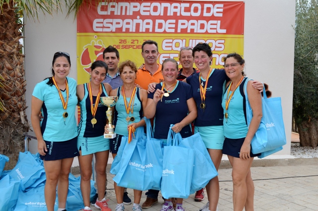 Los mejores jugadores veteranos de pádel se dan cita en el Campeonato de España celebrado en Águilas