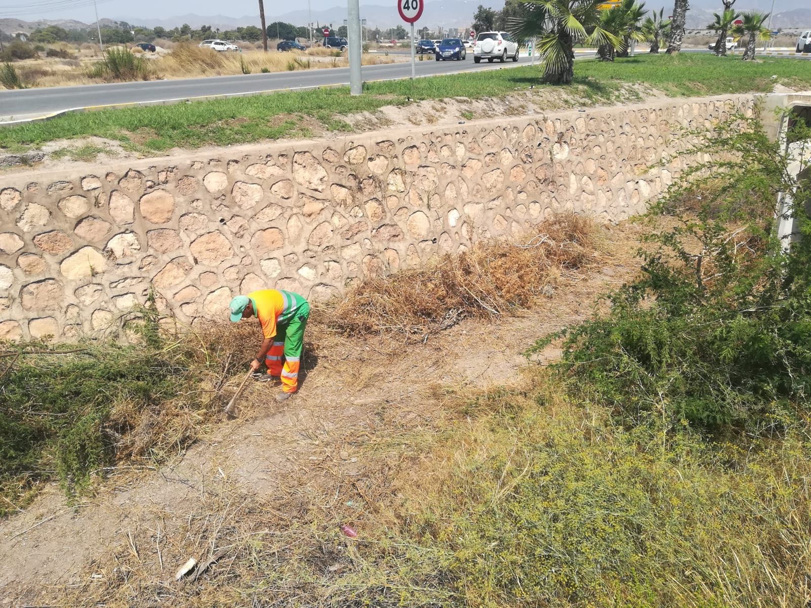 El Ayuntamiento inicia una campaña de limpieza de imbornales y canalizaciones de drenaje del casco urbano