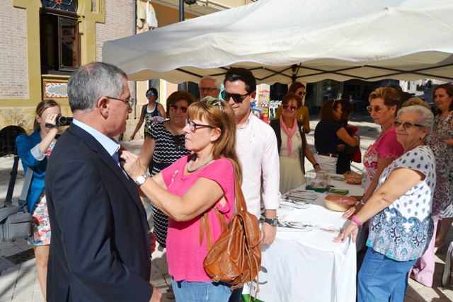 Lazos solidarios en Águilas para conmemorar el Día Mundial del Cáncer de Mama