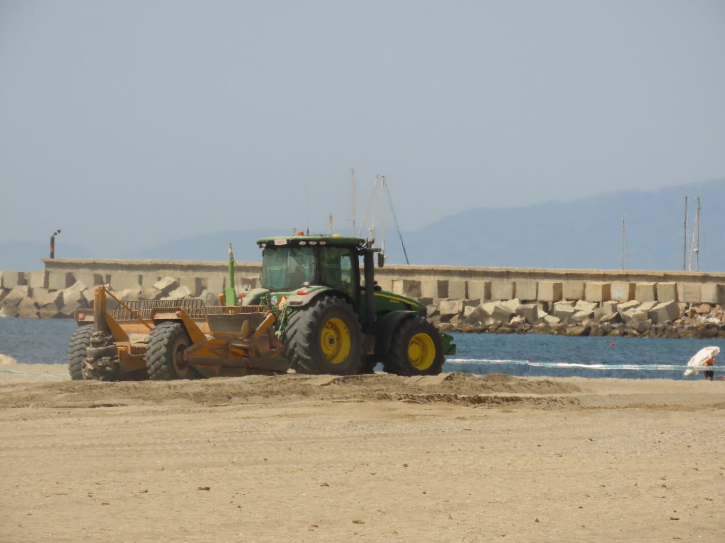 El edil de Turismo pide que se respeten las zonas acotadas por obras en las playas de Poniente, La Cola y Casica Verde