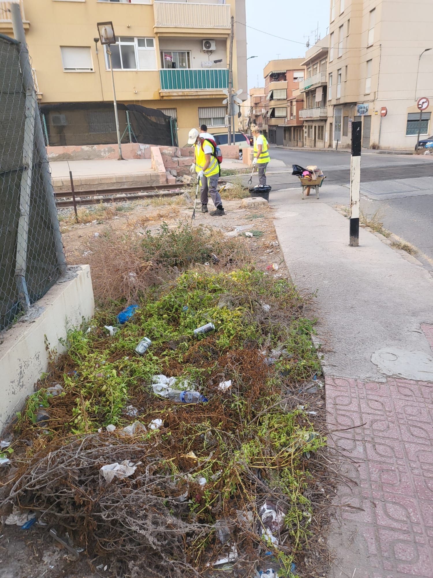 Los alumnos-trabajadores del programa experiencial "Águilas Más Limpia" retiran más de 120 sacos de residuos en las inmediaciones de la línea del ferrocarril