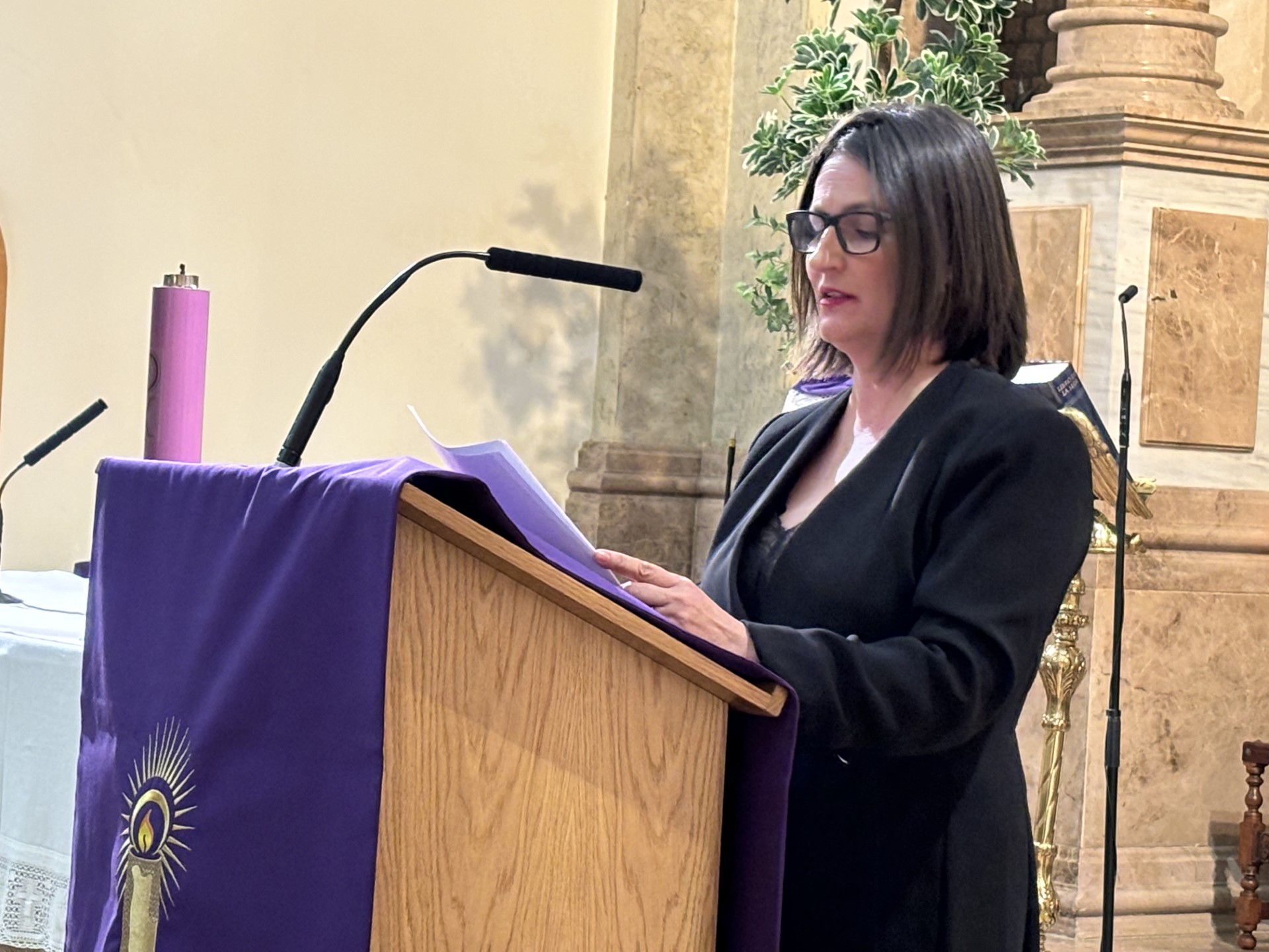 Isabel Fernández emociona con su pregón a la Virgen de la Piedad