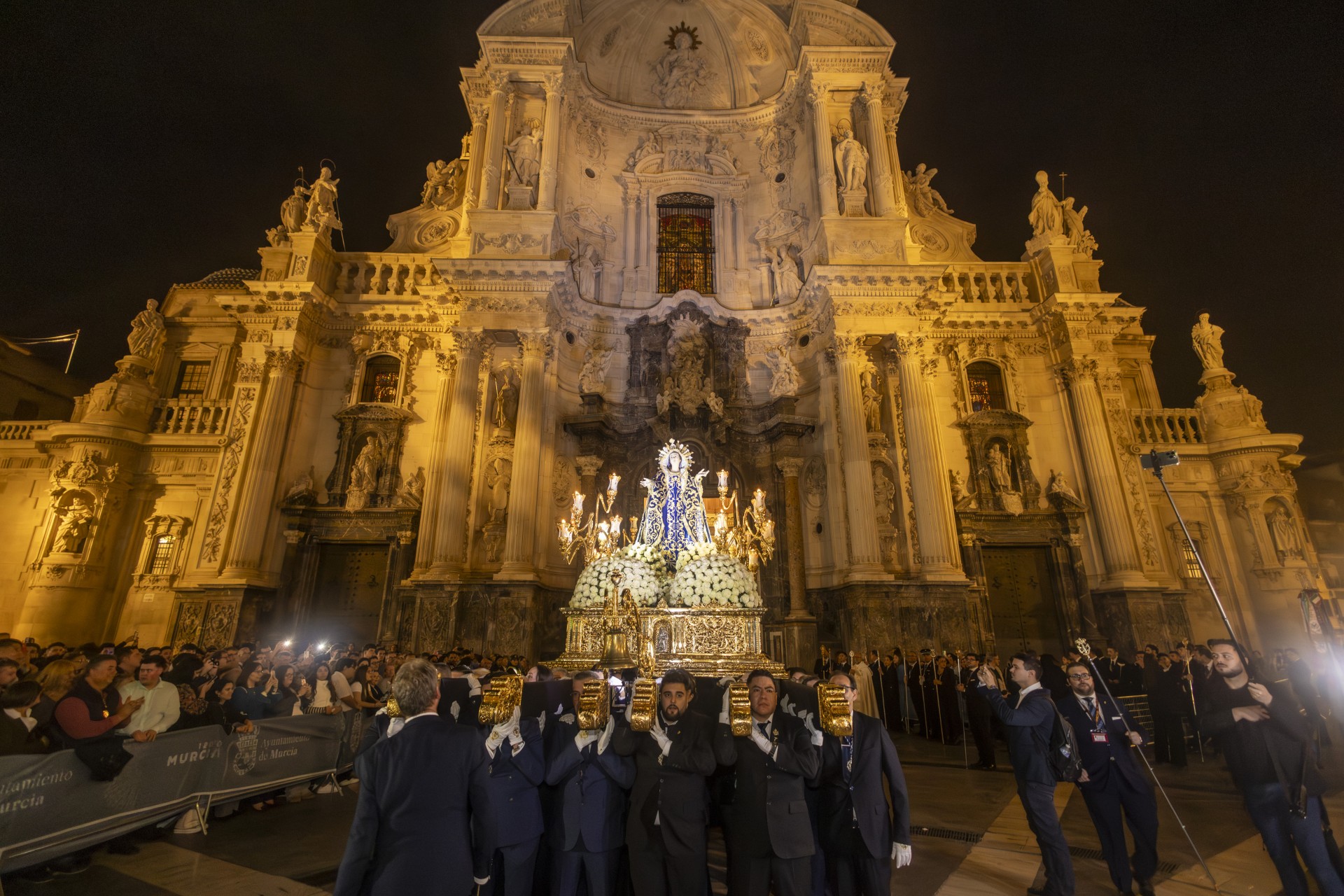 La Virgen de los Dolores recorren las calles de Murcia