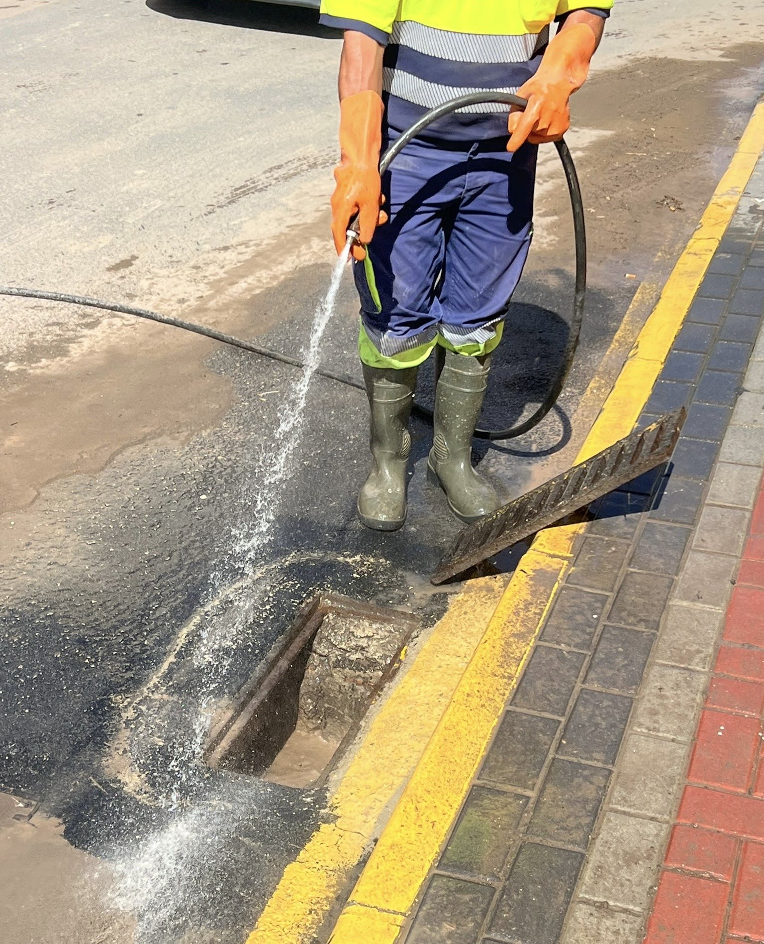 Concluyen los trabajos de limpieza de imbornales de la localidad ante la previsión de lluvias