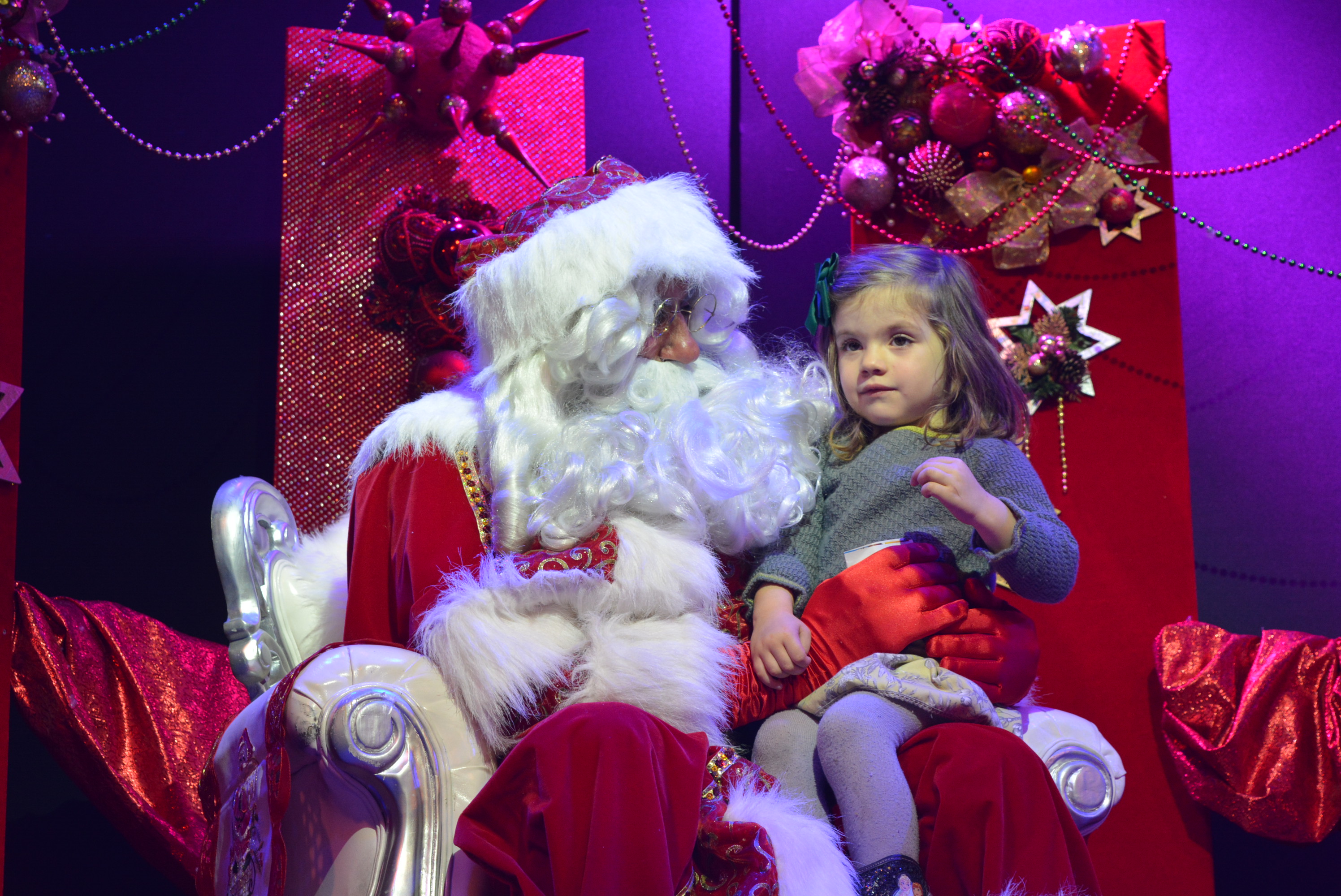 Papá Noel es recibido por los niños aguileños