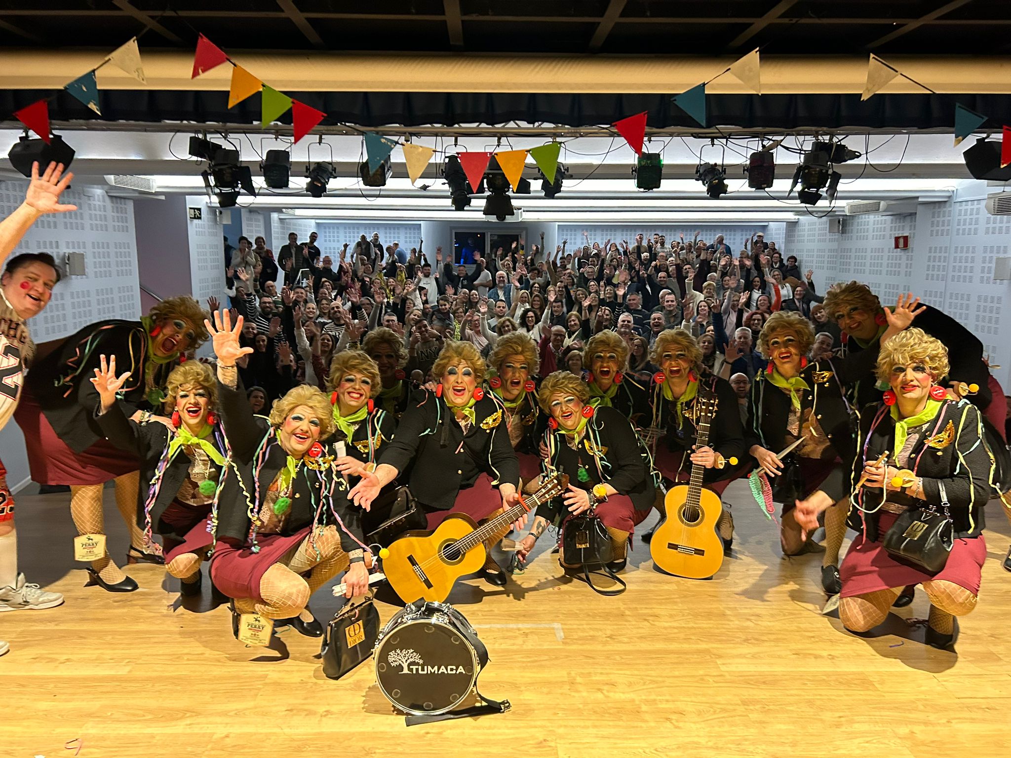 La chirigota de Águilas se estrena en la Casa de la Cultura con un lleno absoluto