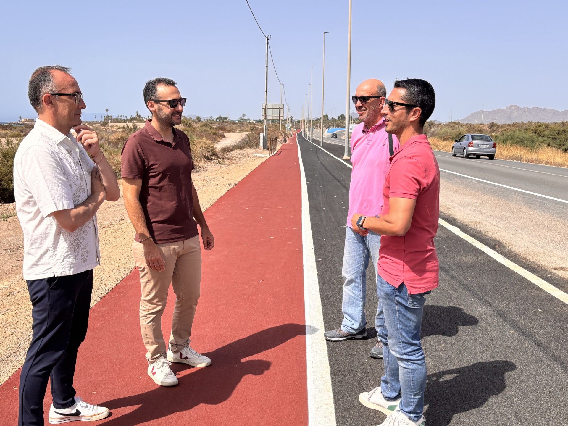 El Ayuntamiento de Águilas refuerza su compromiso con la movilidad sostenible mediante la habilitación de un nuevo tramo de carril bici-peatonal y la ampliación del existente entre La Casica Verde y Calarreona