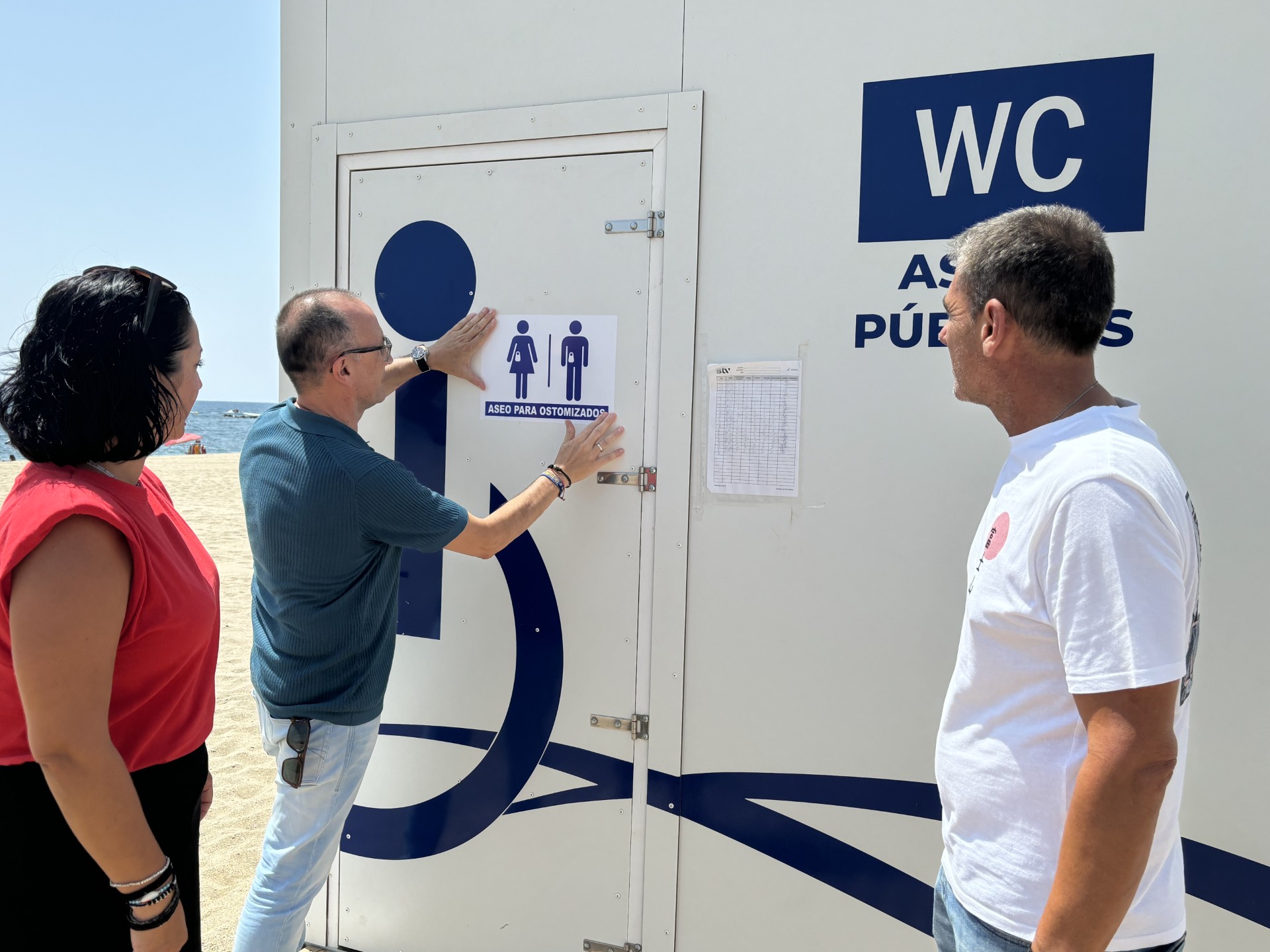 La playa de Poniente cuenta ya con un baño para personas ostomizadas